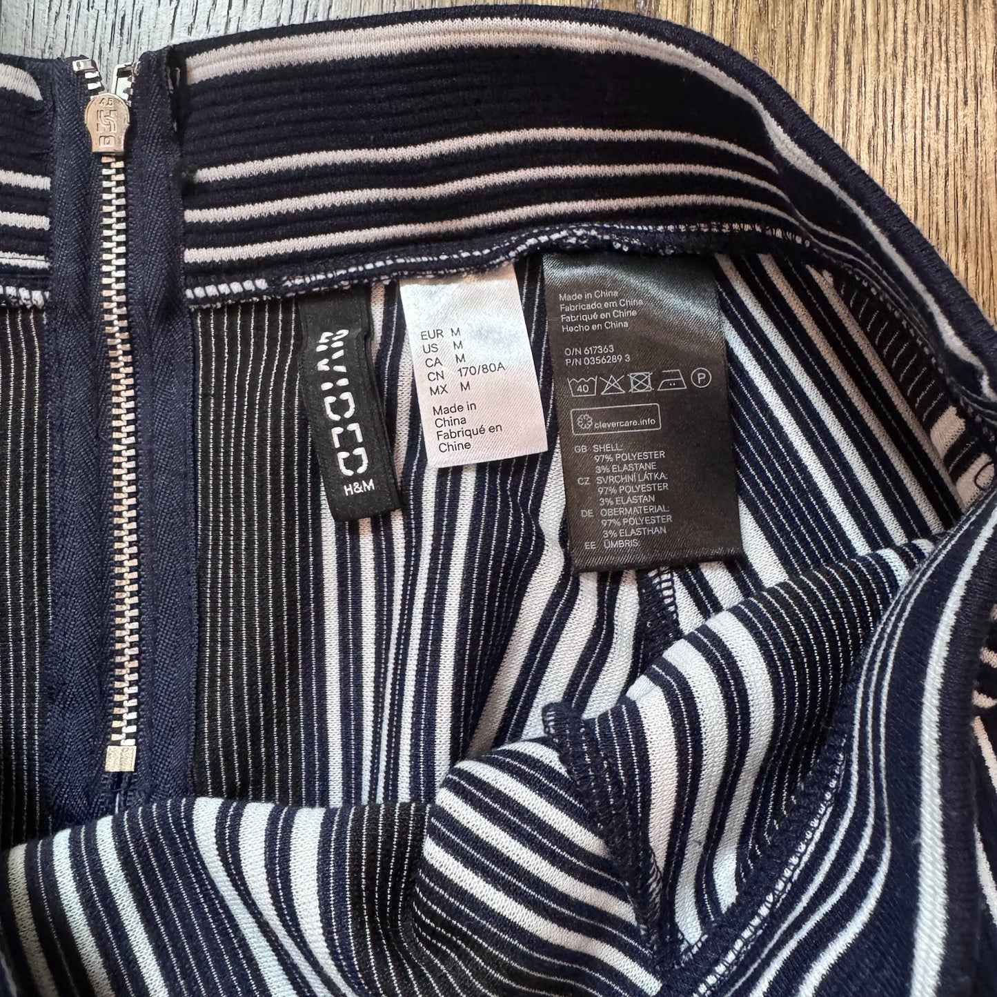H&M Divided Navy & White Striped Skater Skirt Women’s Size M Flare Stretch Zip