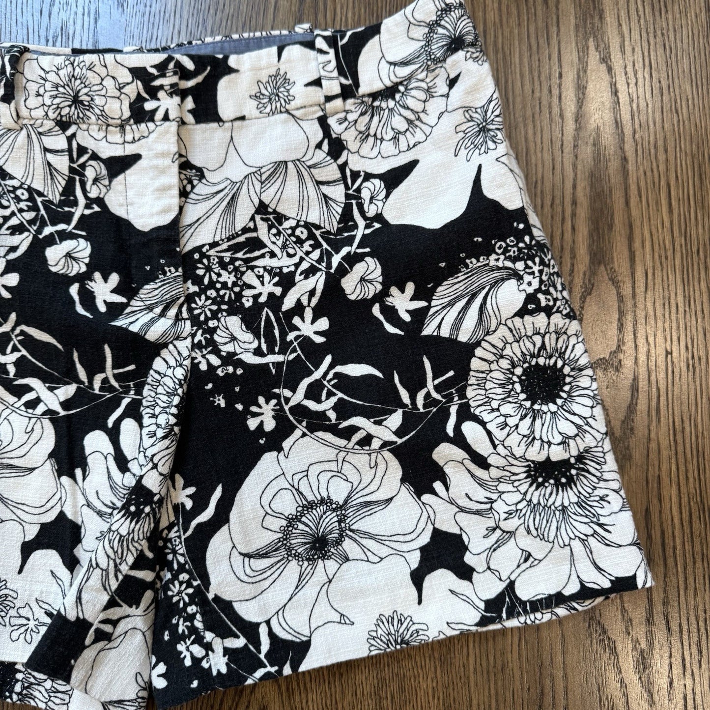 Talbots Women’s Black White Floral Shorts Size 2 | Cotton Spandex |