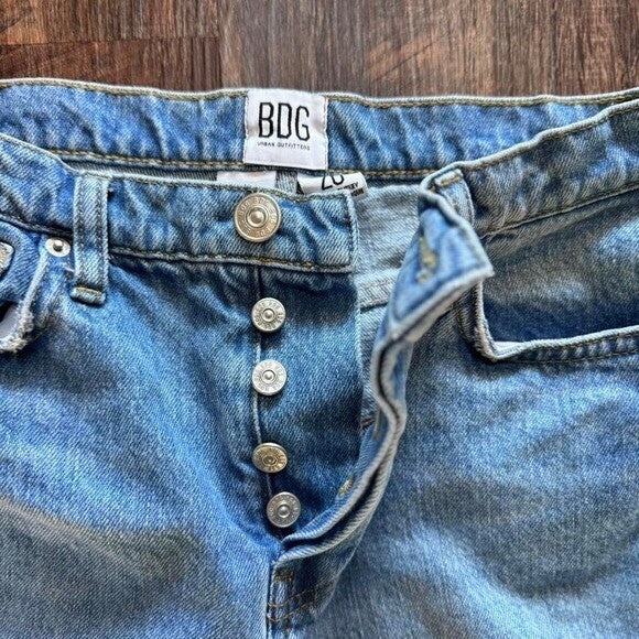 Urban outfitter BDG slim straight distressed denim Jean size 26 light wash