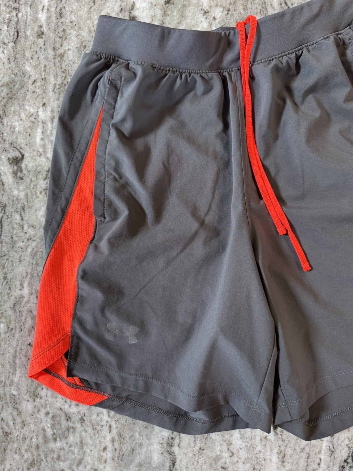 Under Armour HeatGear Shorts Men’s S Gray Red Fitted Athletic