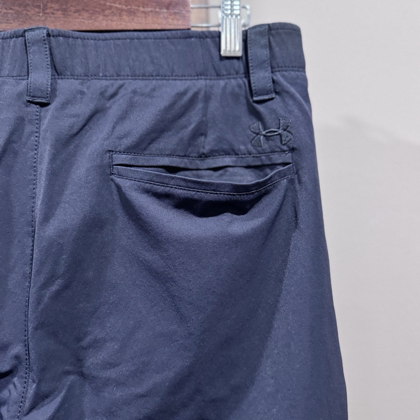 Under Armour HeatGear Loose Fit Navy Golf Shorts Men’s Size 34 Style 1272862