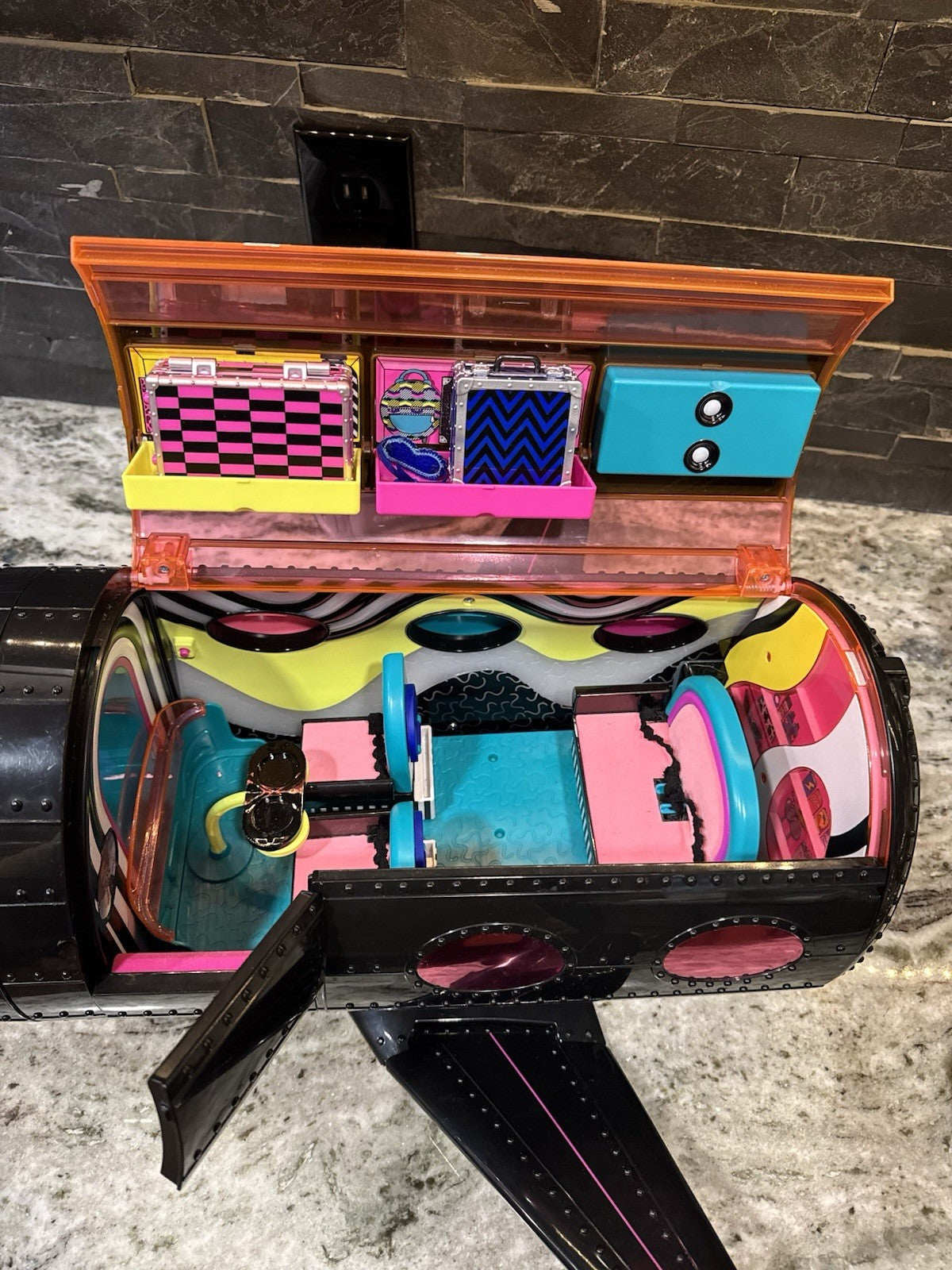 LOL Surprise OMG Remix 4-in-1 Plane Car, Mixing Booth, Recording Studio. No Doll