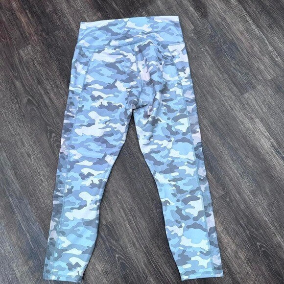 Fabletics Haze Grey Camo print leggings NWT Size #activewear M