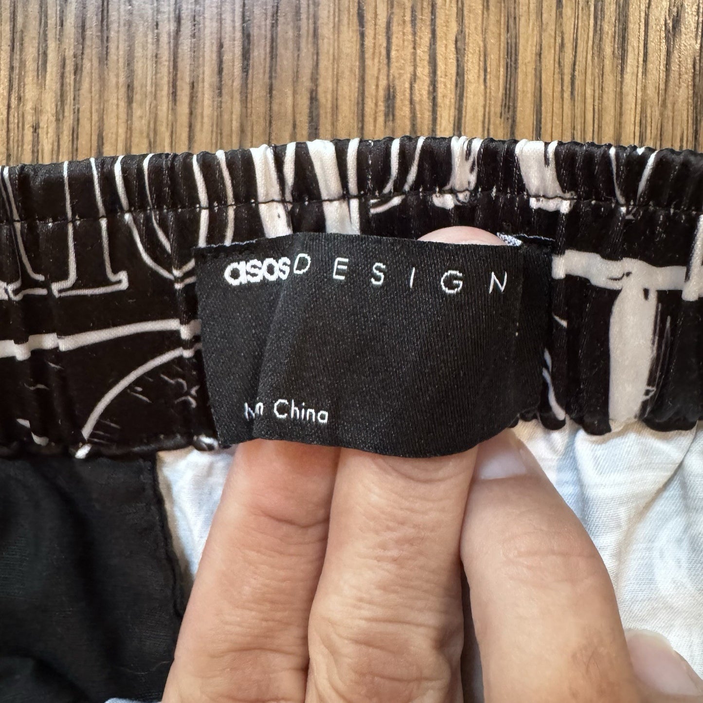 ASOS DESIGN Men’s Black & White Graphic Print Shorts Size XS 30”
