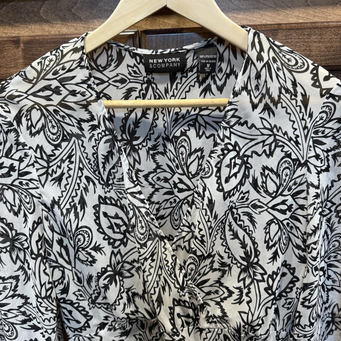 New York & Company Black White Print Blouse Size M Drawstring Waist 3/4 Sleeve