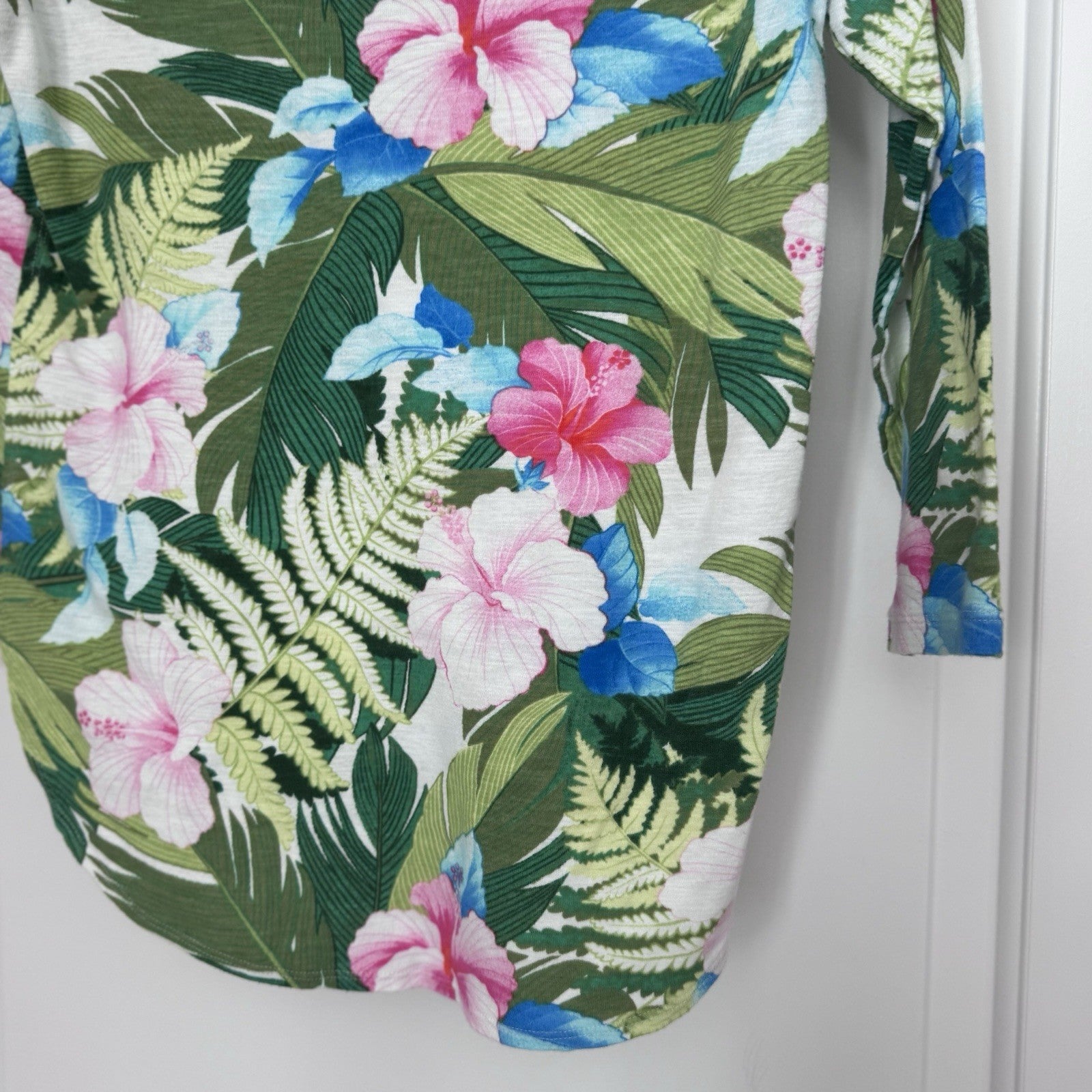 Tommy Bahama XS Floral V-Neck Top Long Sleeve Hibiscus Green Pink Blue Cotton