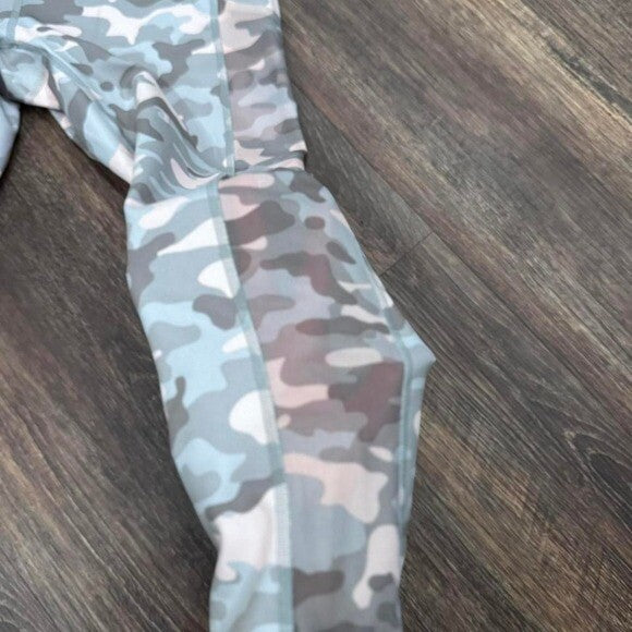 Fabletics Haze Grey Camo print leggings NWT Size #activewear M