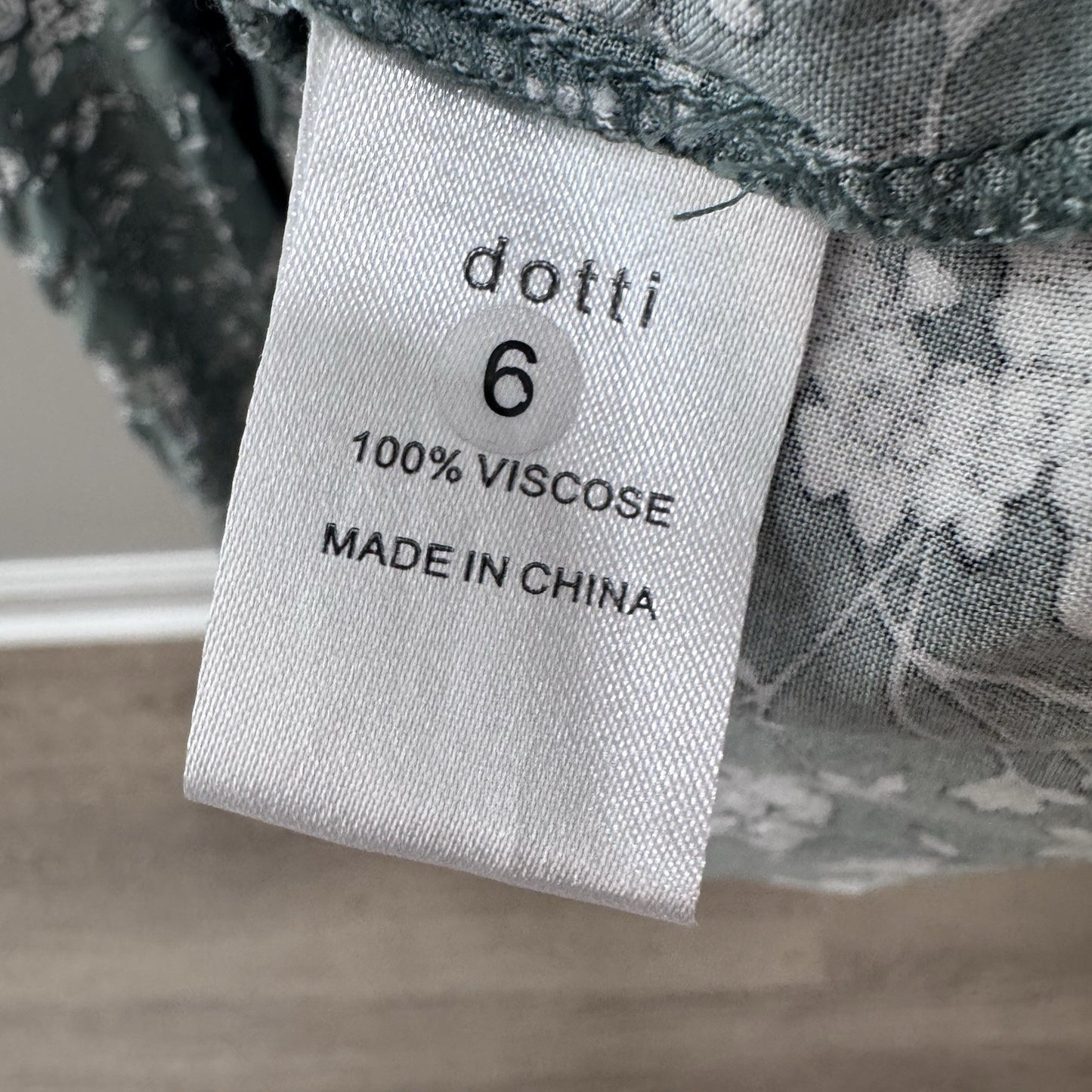 Dotti Green Floral Wrap Dress Women’s Size 8 Short Sleeve Viscose Casual