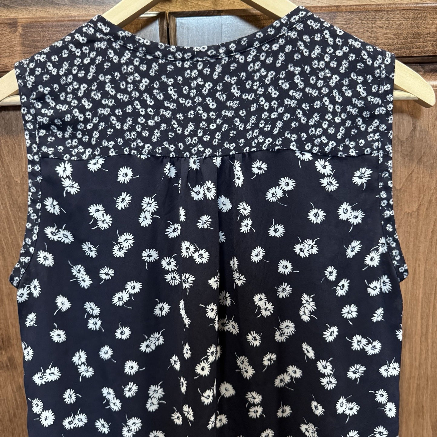 Talbots Sleeveless Blouse Women’s Medium Navy Blue Floral