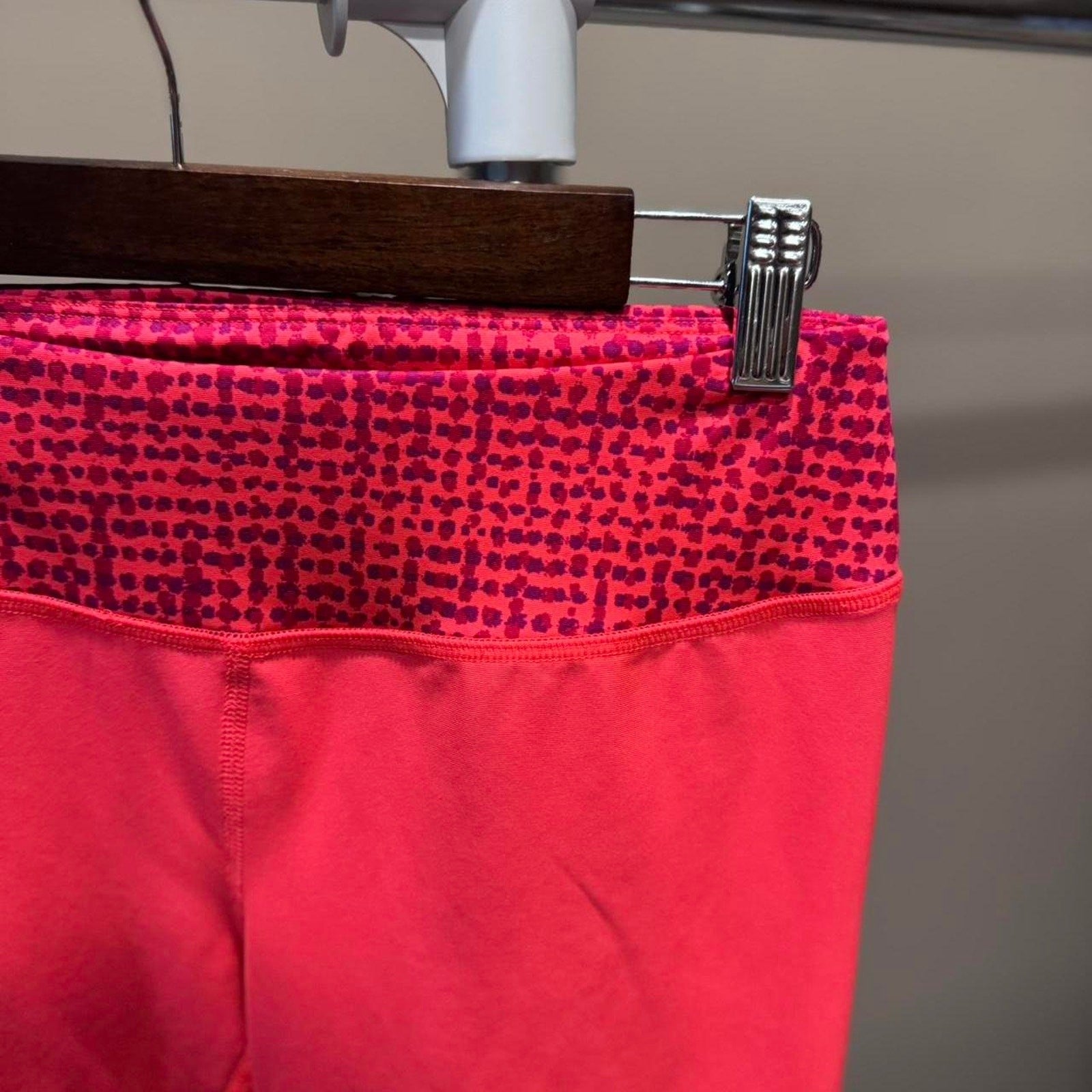 Under Armour Fluorescent Pink Medium Mid-Rise Leggings Fitted Small