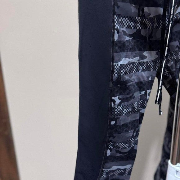 NIKE EPIC LUX TIGHT FIT RUNNING CAPRIS BLACK-GRAY CAMO PRINT Women's size small