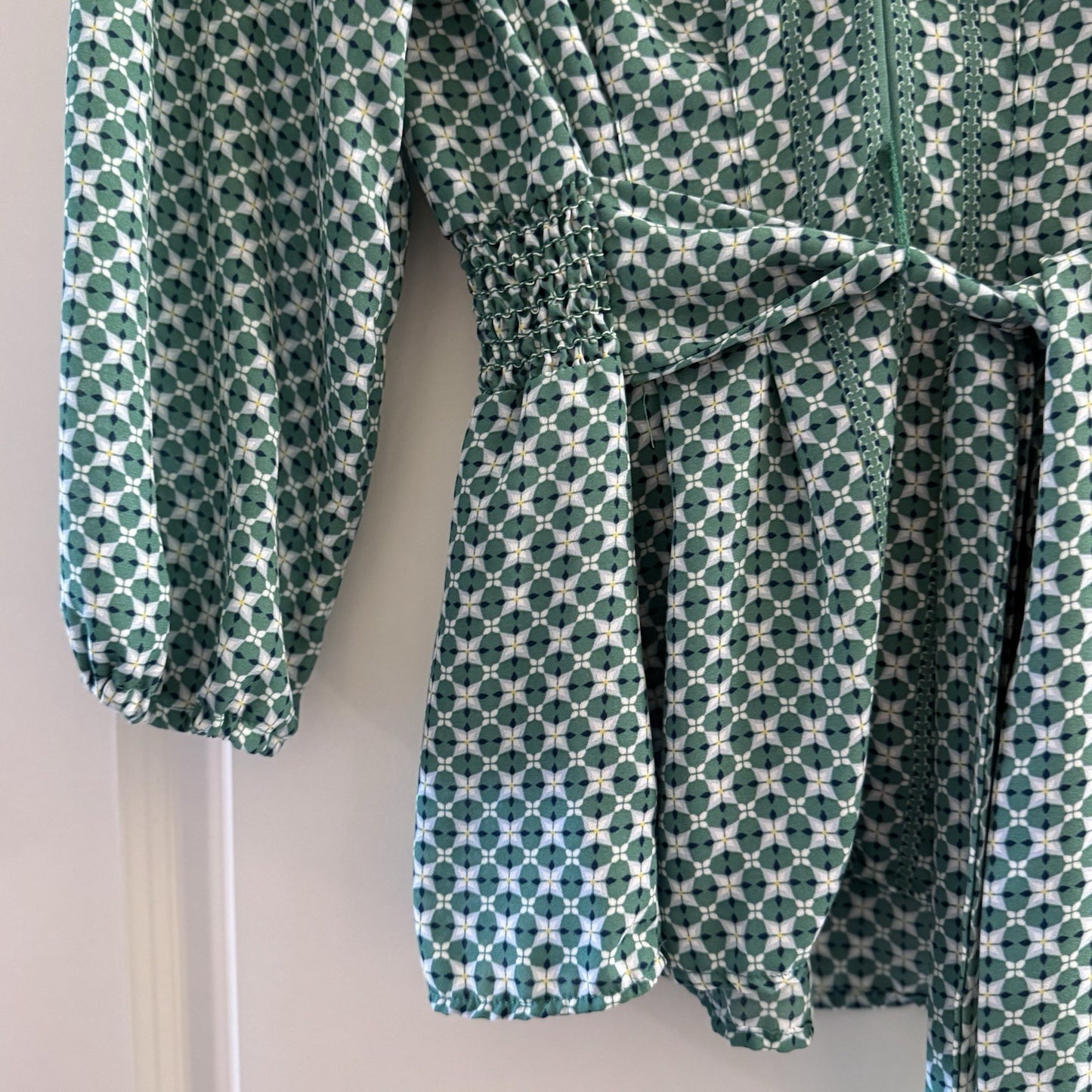 Max Studio Green Geometric Print Tunic Top Belted Waist V-Neck Size medium
