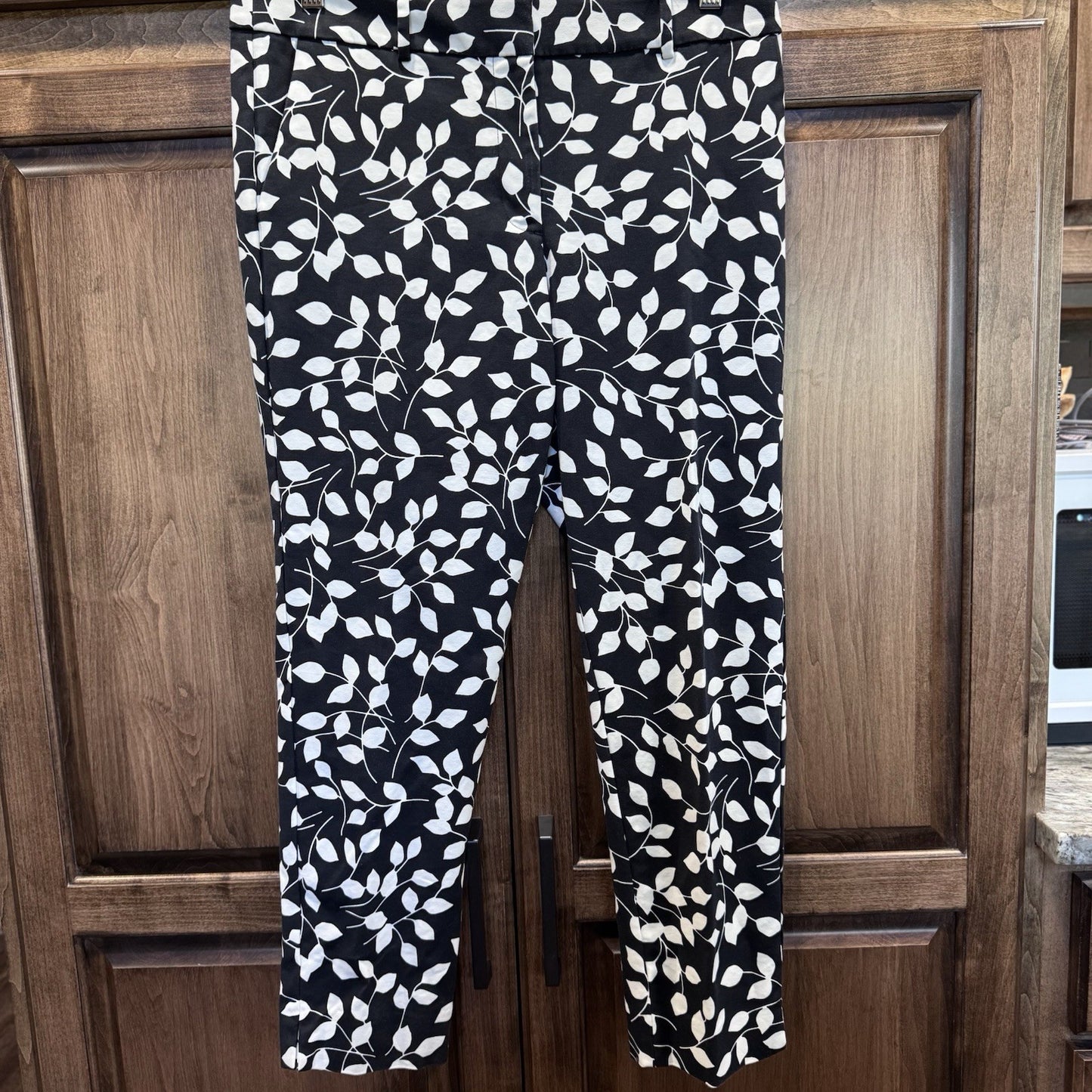Talbots Hampshire Ankle Pants 8P Black White Leaf Print Stretch Retro Y2K Chic
