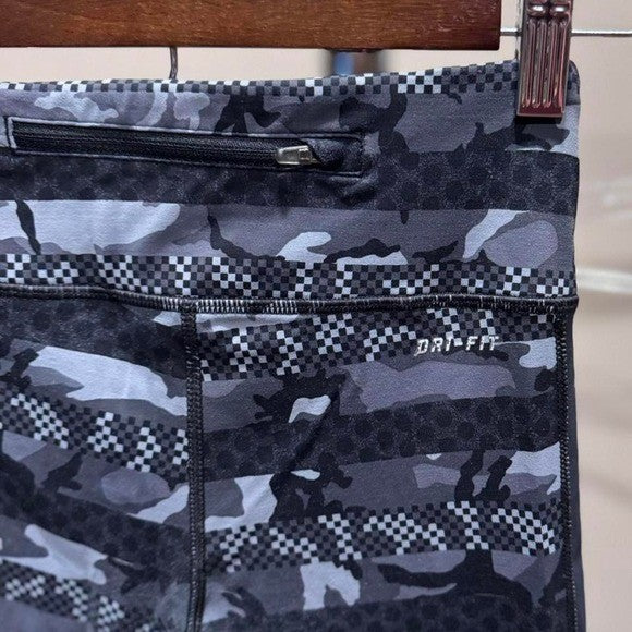 NIKE EPIC LUX TIGHT FIT RUNNING CAPRIS BLACK-GRAY CAMO PRINT Women's size small