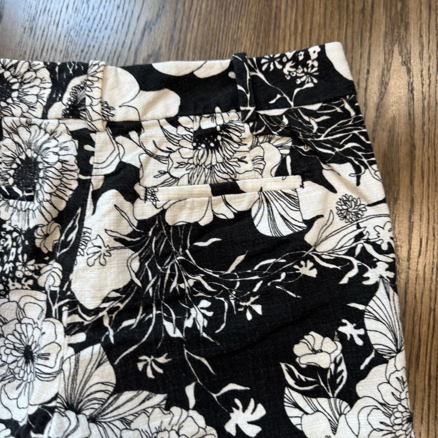 Talbots Women’s Black White Floral Shorts Size 2 | Cotton Spandex |
