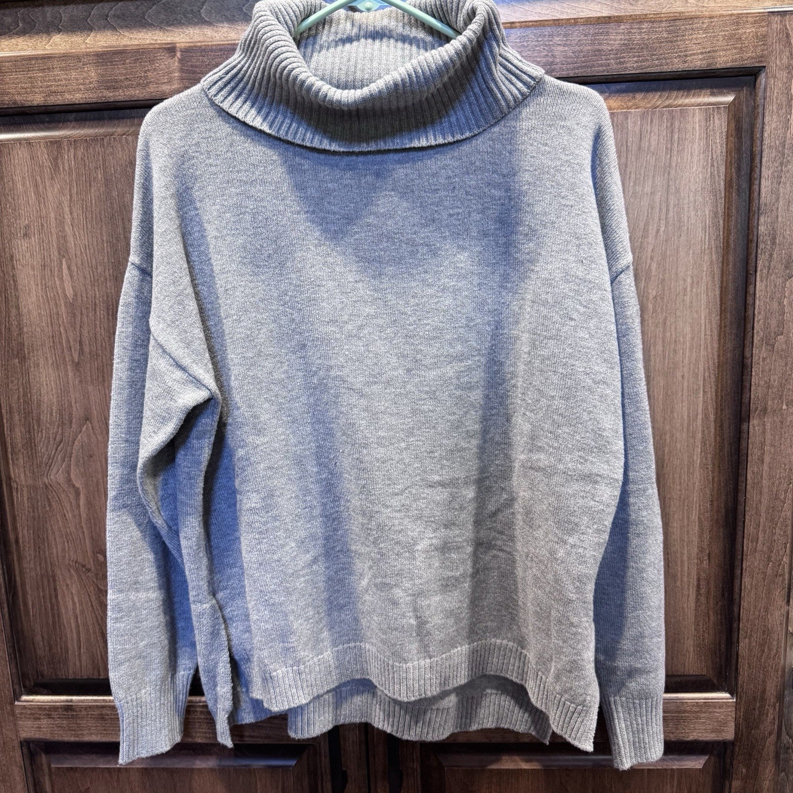 FABLE Women’s Gray Chunky Turtleneck Sweater Size Large Soft Knit Pullover Cozy