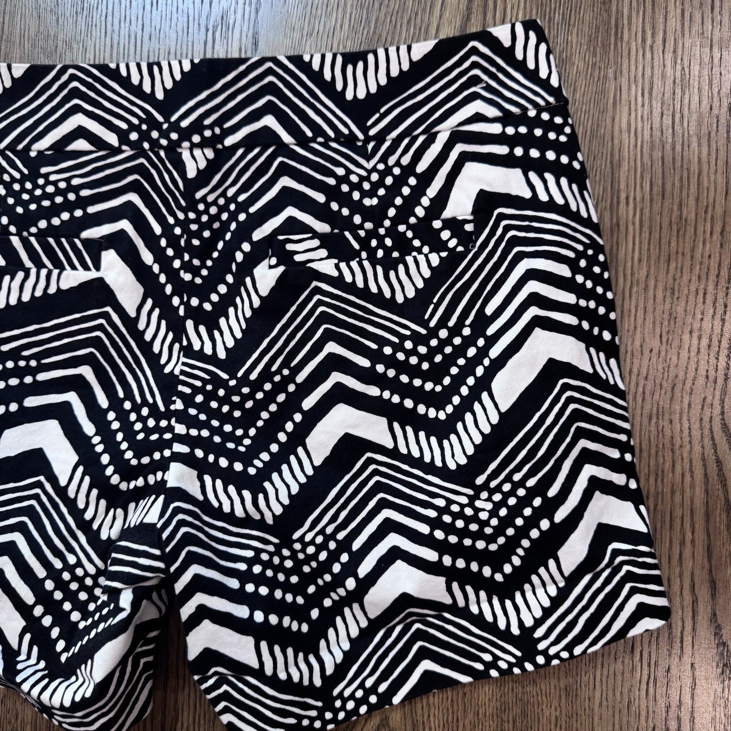 J.Crew Stretch Black White Geometric Print Shorts Size 6 Womens Mid Rise