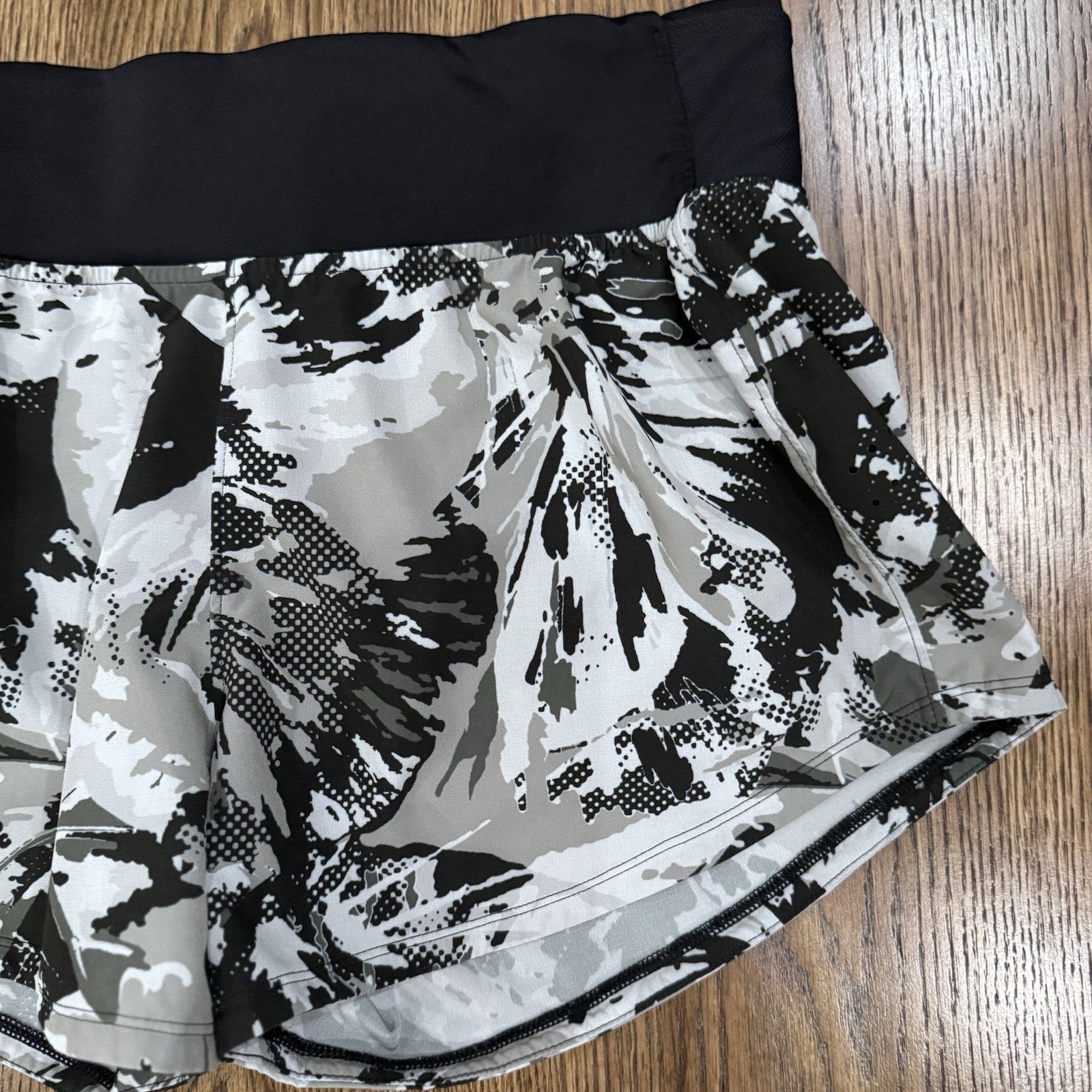 Under Armour Speedpocket Running Shorts Women’s Medium Camo Print