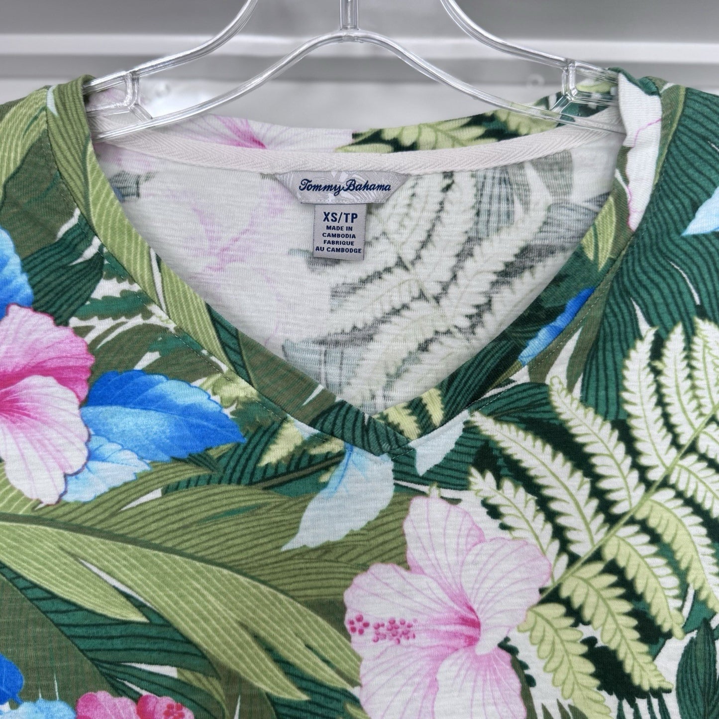 Tommy Bahama XS Floral V-Neck Top Long Sleeve Hibiscus Green Pink Blue Cotton