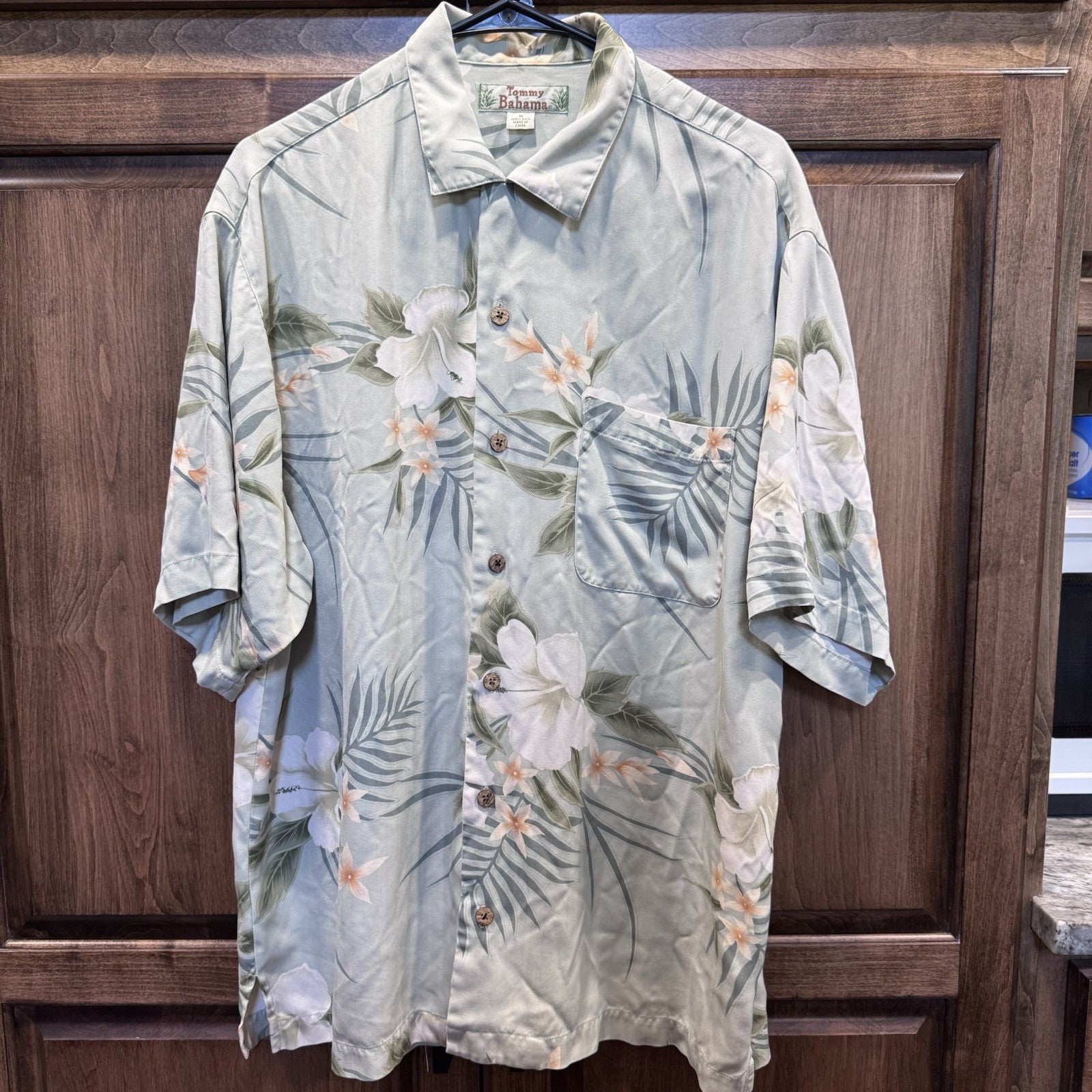 Tommy Bahama Silk Hawaiian Shirt Medium Floral Green Leaves Tropical