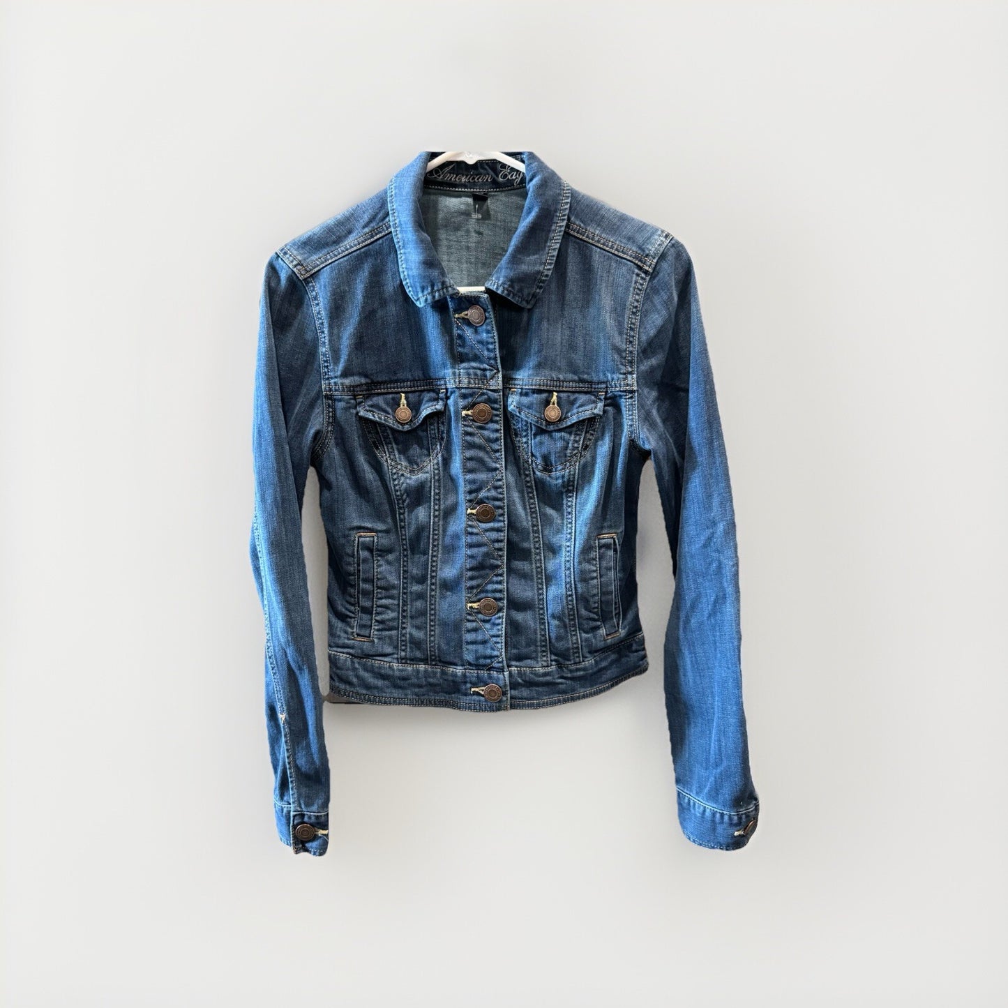 American Eagle Women’s Classic Denim Jacket Size Medium M Button Stretch AEO
