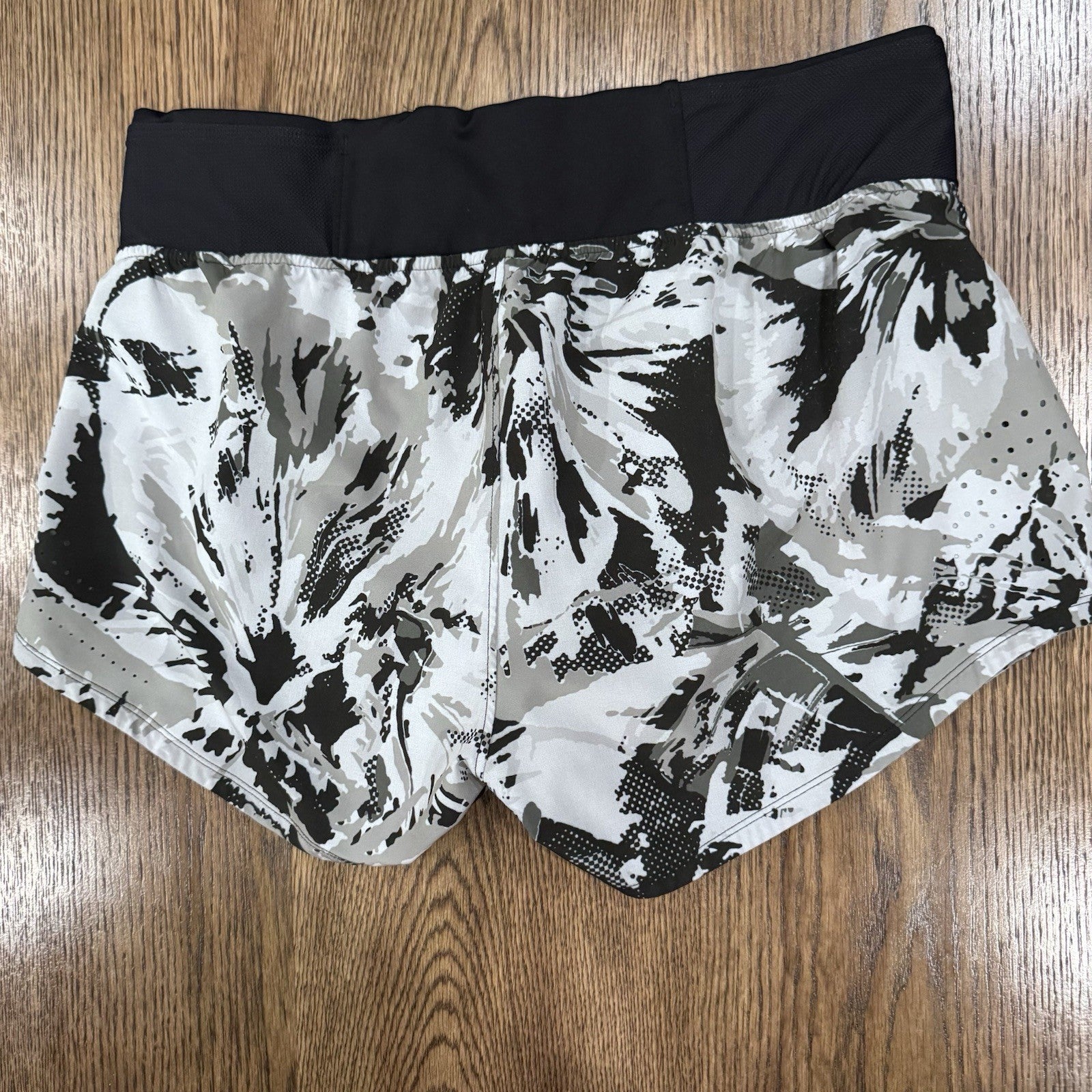 Under Armour Speedpocket Running Shorts Women’s Medium Camo Print
