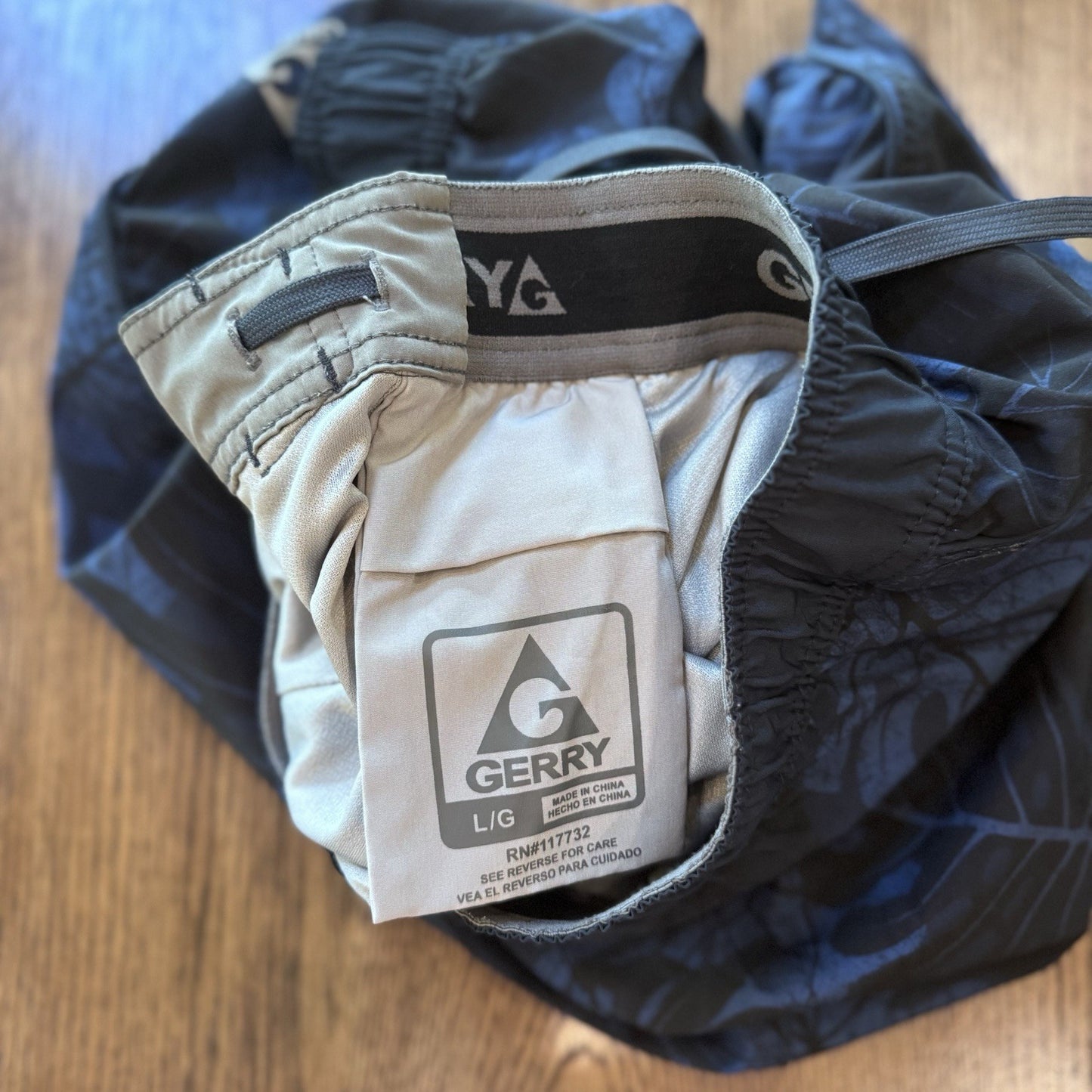 Gerry Men’s Swim Trunks Size L Blue Leaf Print Board Shorts