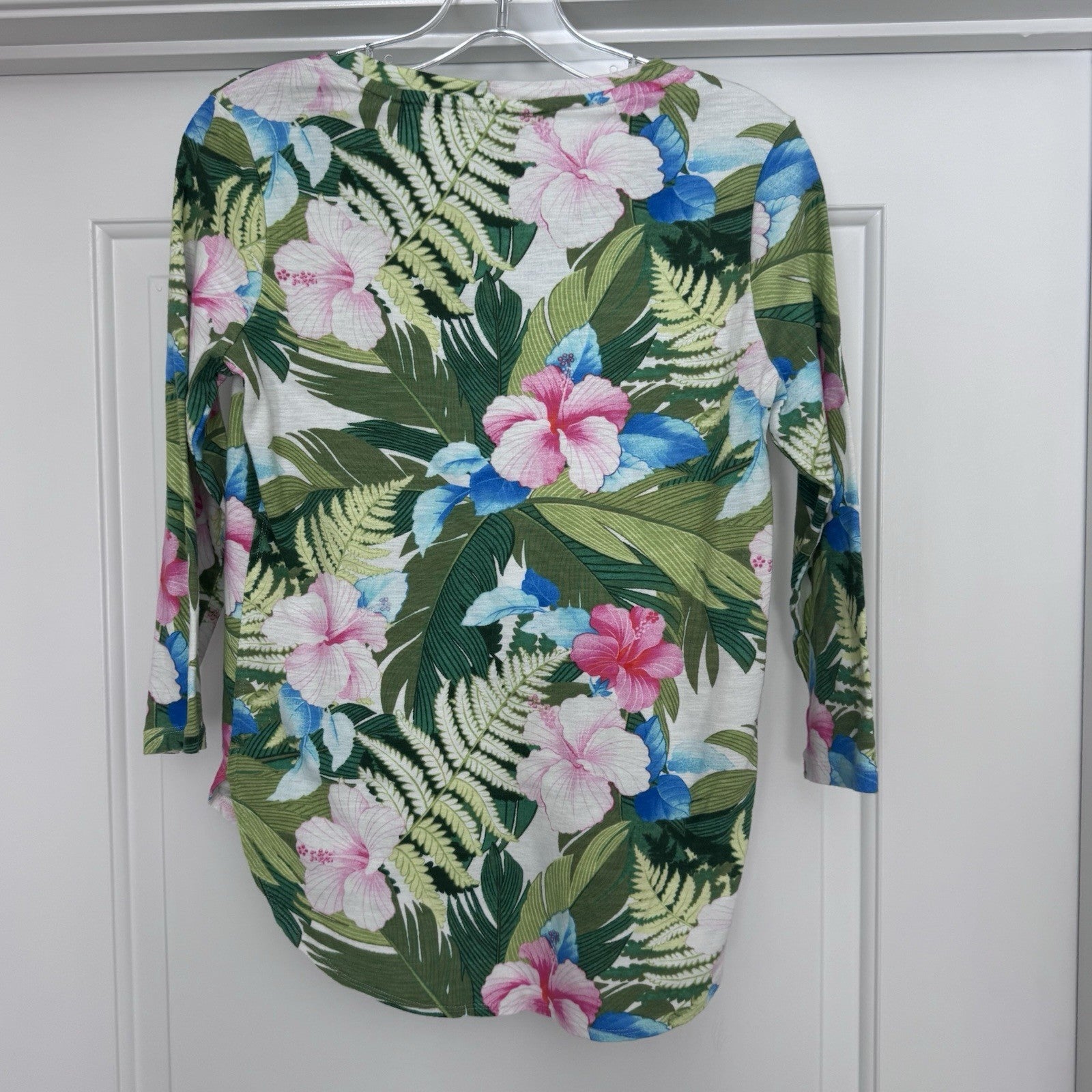 Tommy Bahama XS Floral V-Neck Top Long Sleeve Hibiscus Green Pink Blue Cotton