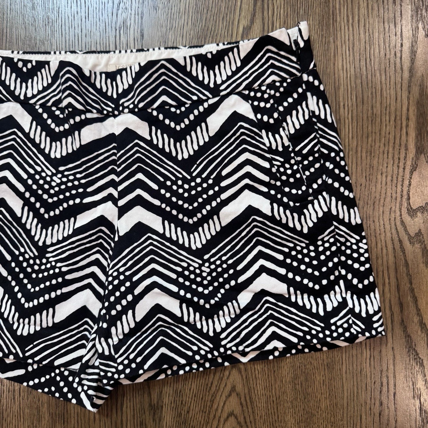 J.Crew Stretch Black White Geometric Print Shorts Size 6 Womens Mid Rise