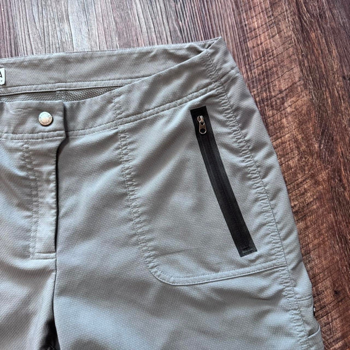 Grey Annika Cutter And Buck shorts with zipper pockets Size 6