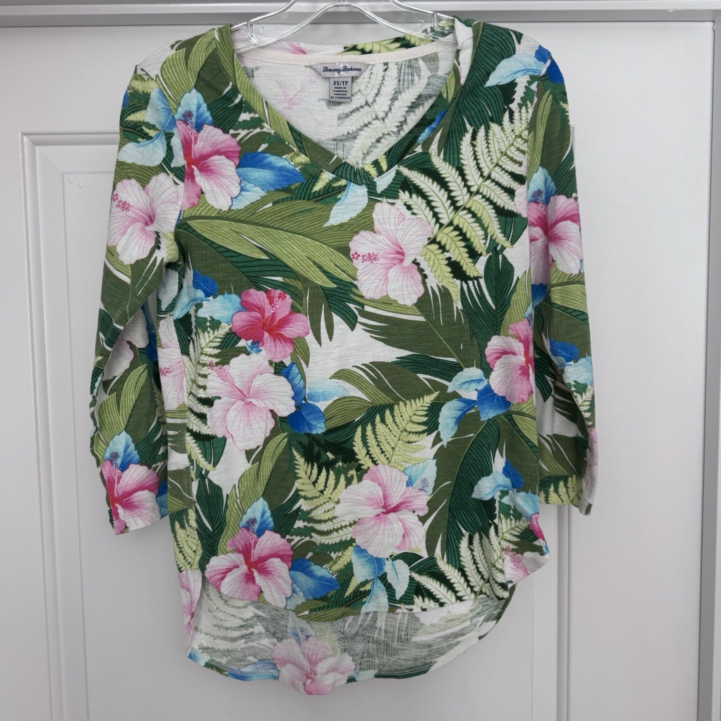 Tommy Bahama XS Floral V-Neck Top Long Sleeve Hibiscus Green Pink Blue Cotton