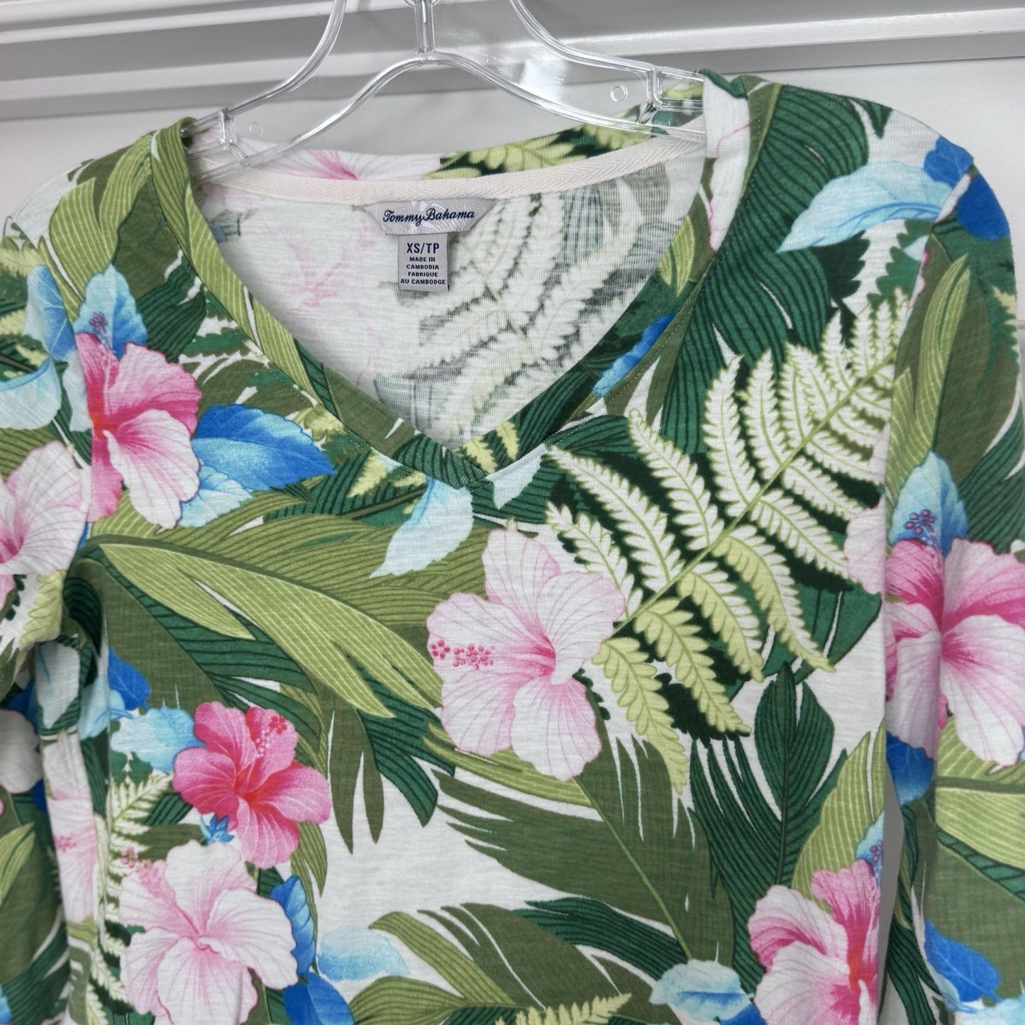 Tommy Bahama XS Floral V-Neck Top Long Sleeve Hibiscus Green Pink Blue Cotton