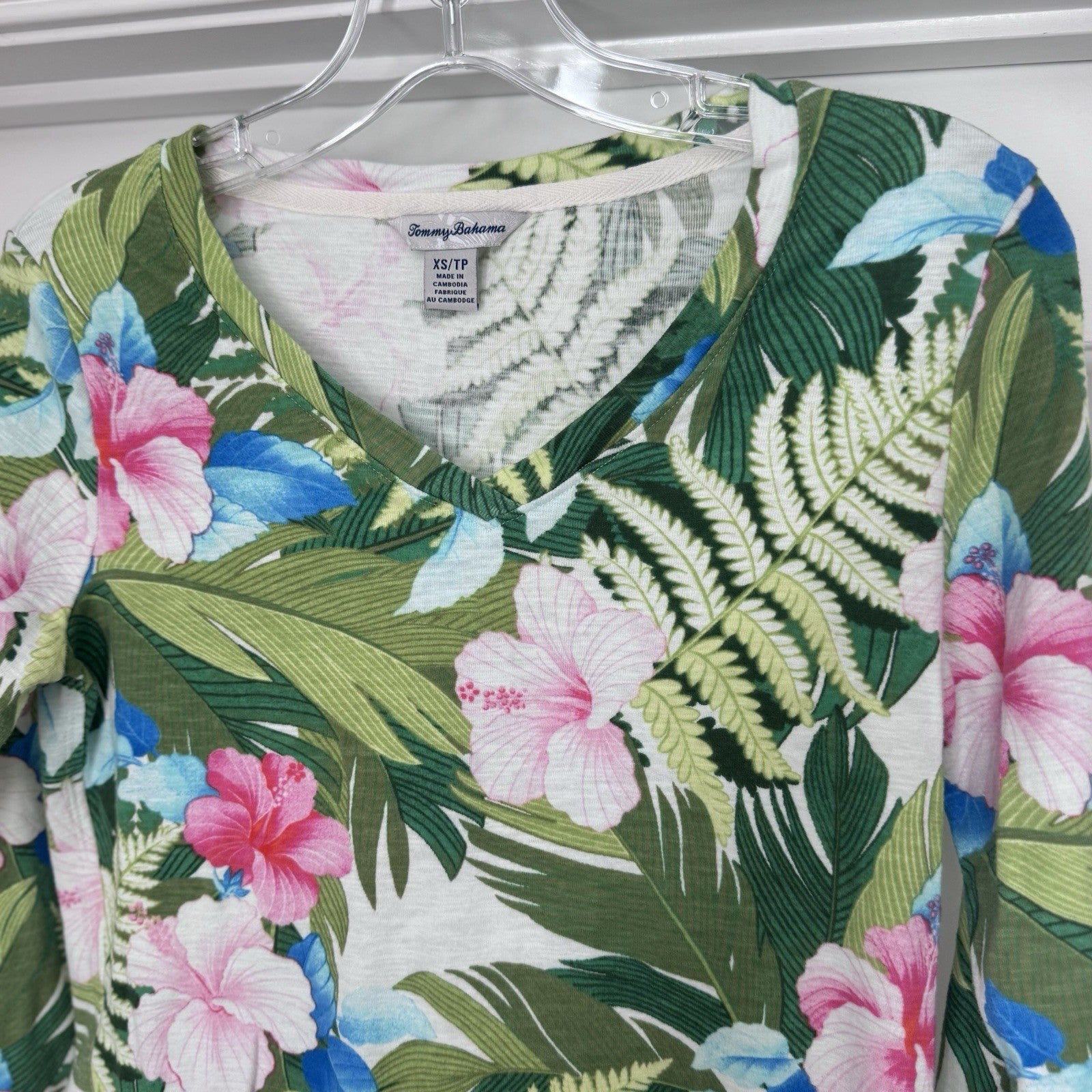 Tommy Bahama XS Floral V-Neck Top Long Sleeve Hibiscus Green Pink Blue Cotton