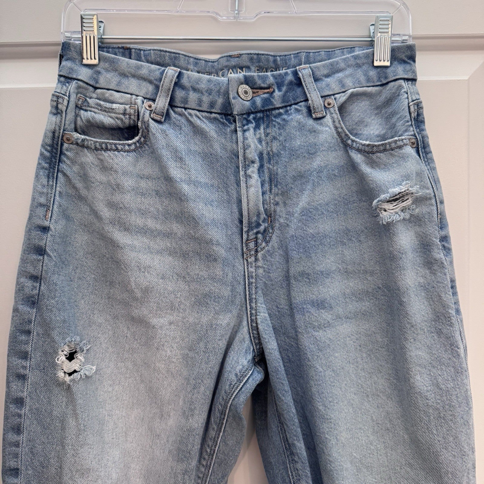 American Eagle Curvy Mom Jeans Women’s 4 Distressed Ripped High Rise Light Wash