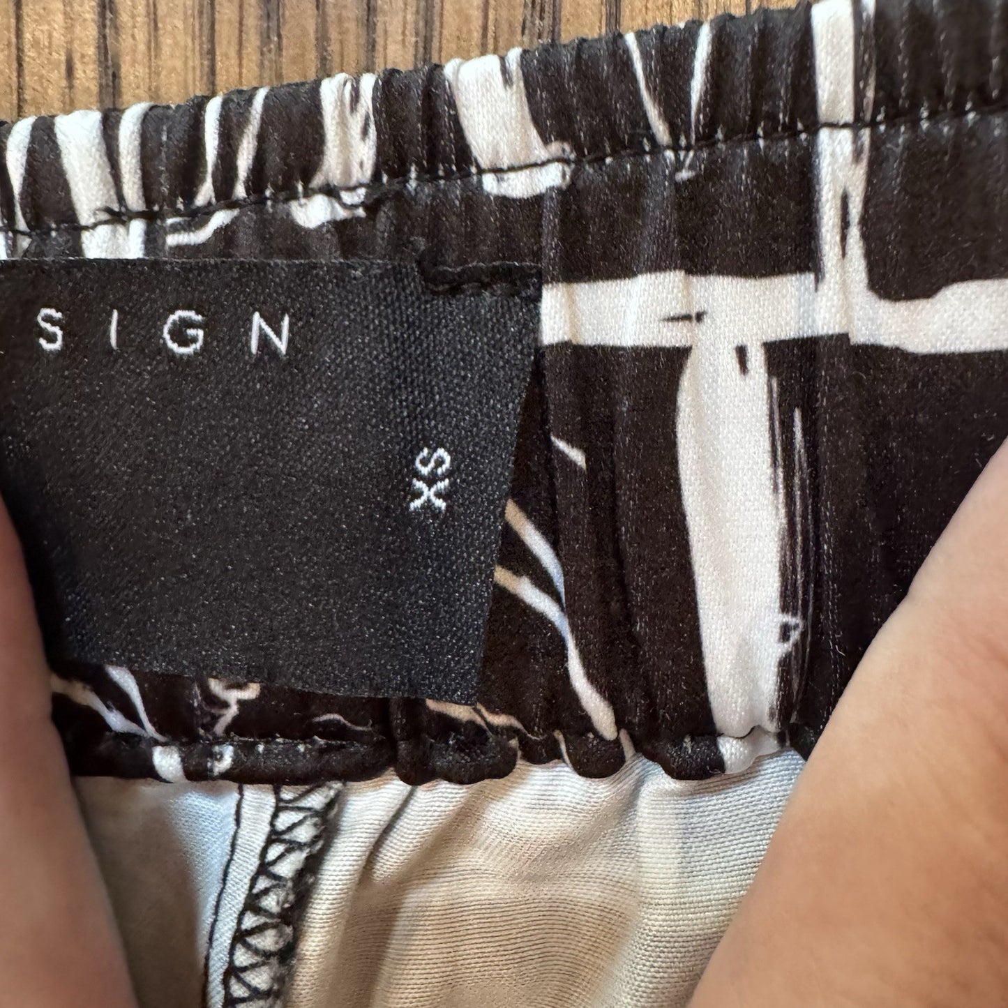 ASOS DESIGN Men’s Black & White Graphic Print Shorts Size XS 30”