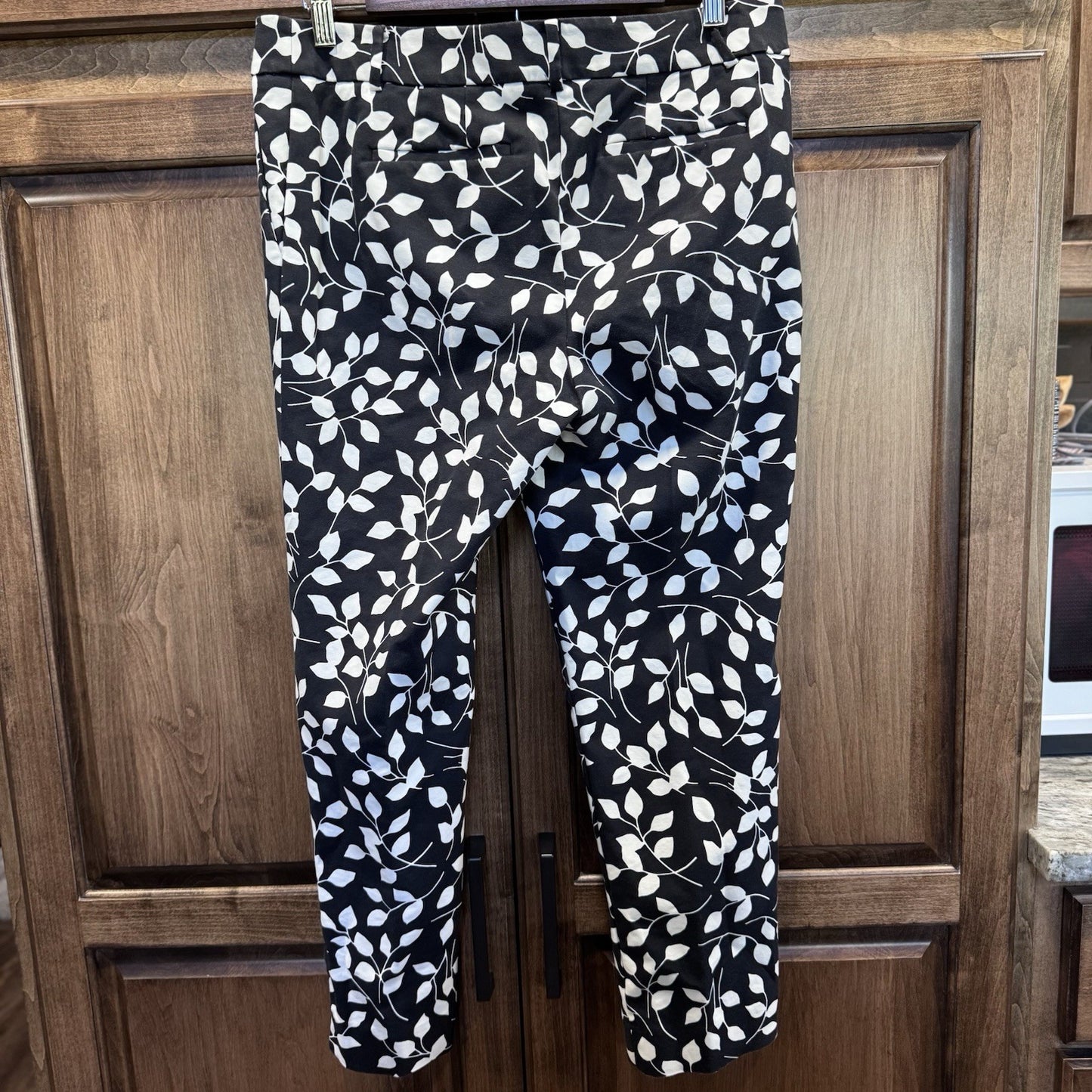 Talbots Hampshire Ankle Pants 8P Black White Leaf Print Stretch Retro Y2K Chic
