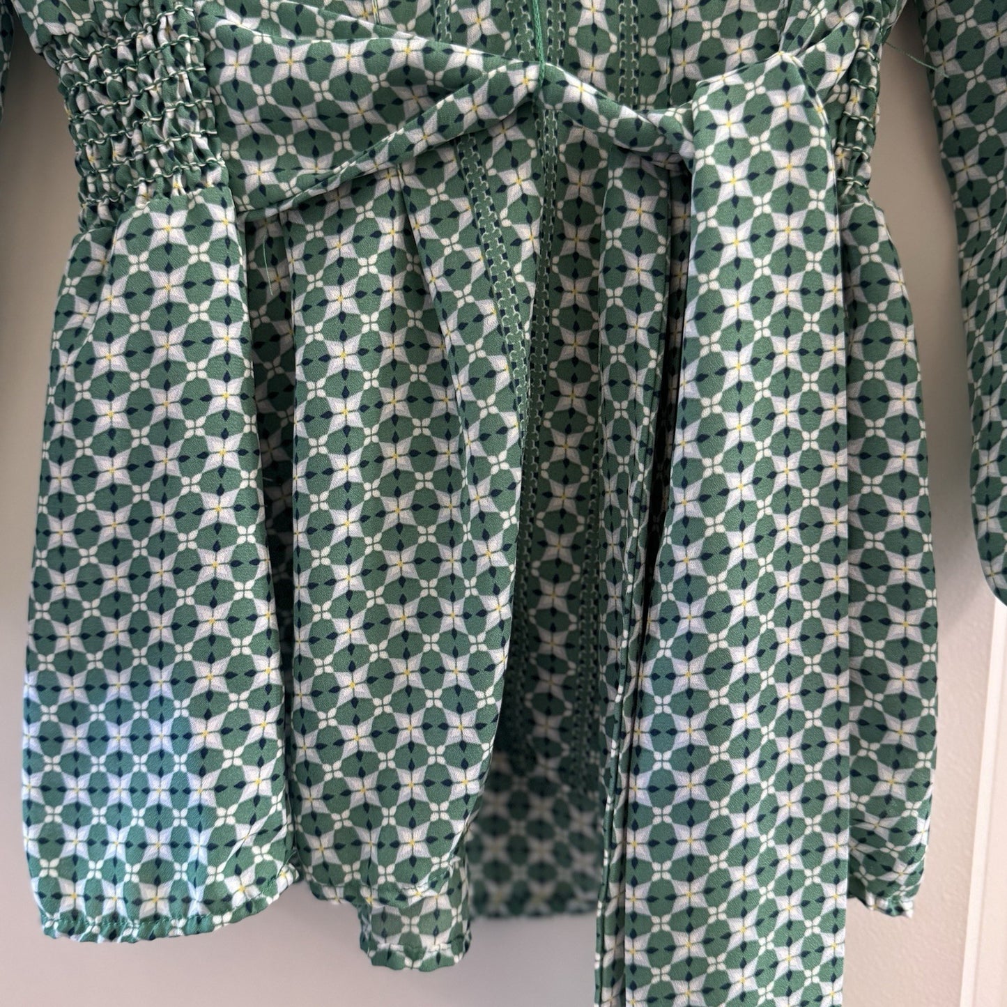 Max Studio Green Geometric Print Tunic Top Belted Waist V-Neck Size medium