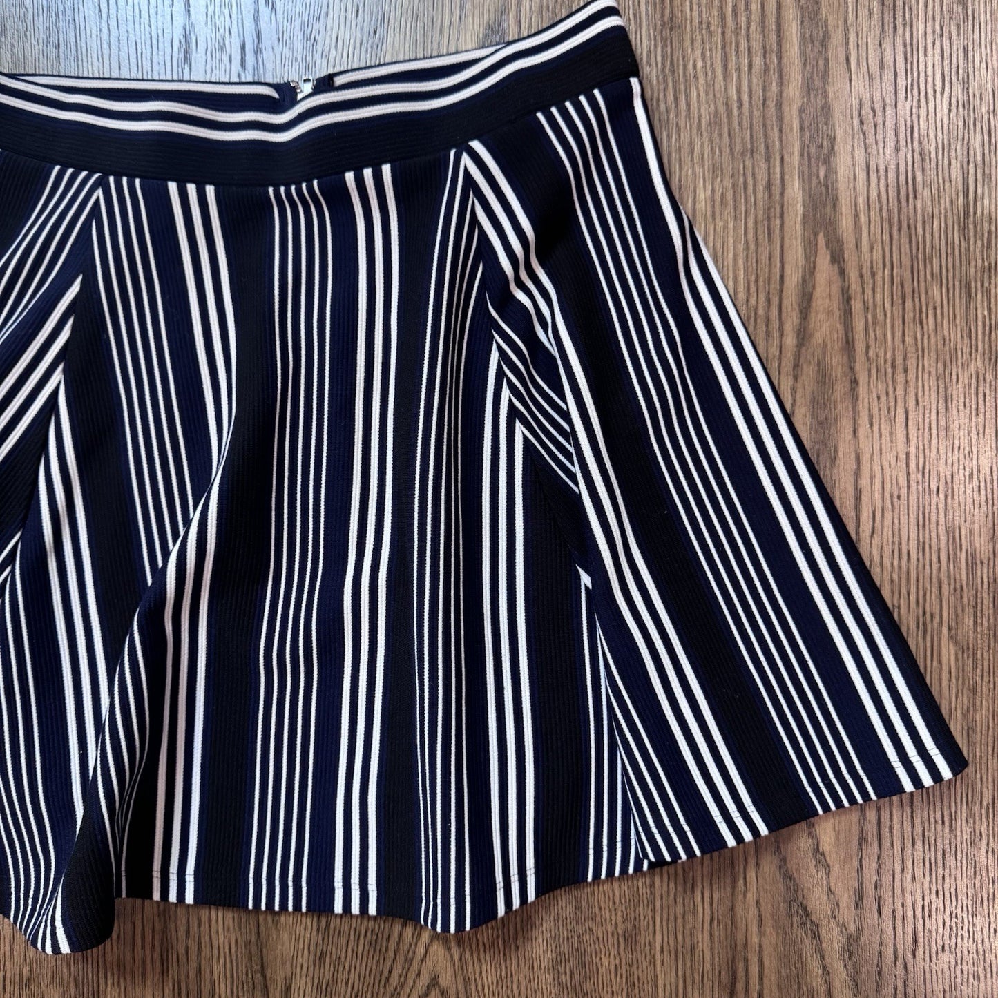 H&M Divided Navy & White Striped Skater Skirt Women’s Size M Flare Stretch Zip