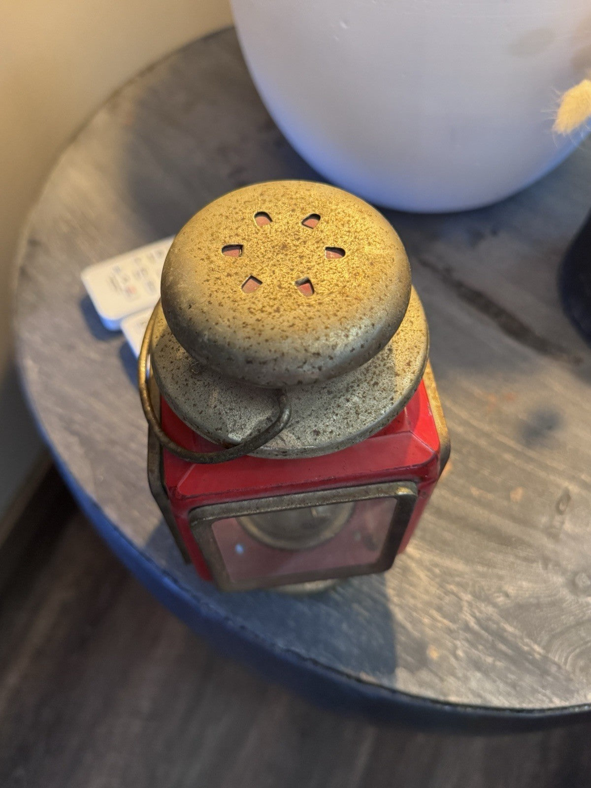 VINTAGE 1960'S GOLD AND RED OIL/KEROSENE 8" LANTERN MADE IN HONG KONG