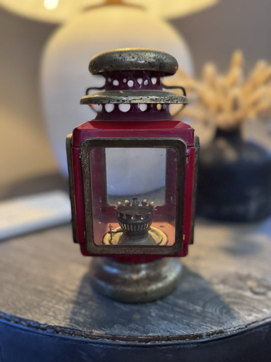 VINTAGE 1960'S GOLD AND RED OIL/KEROSENE 8" LANTERN MADE IN HONG KONG