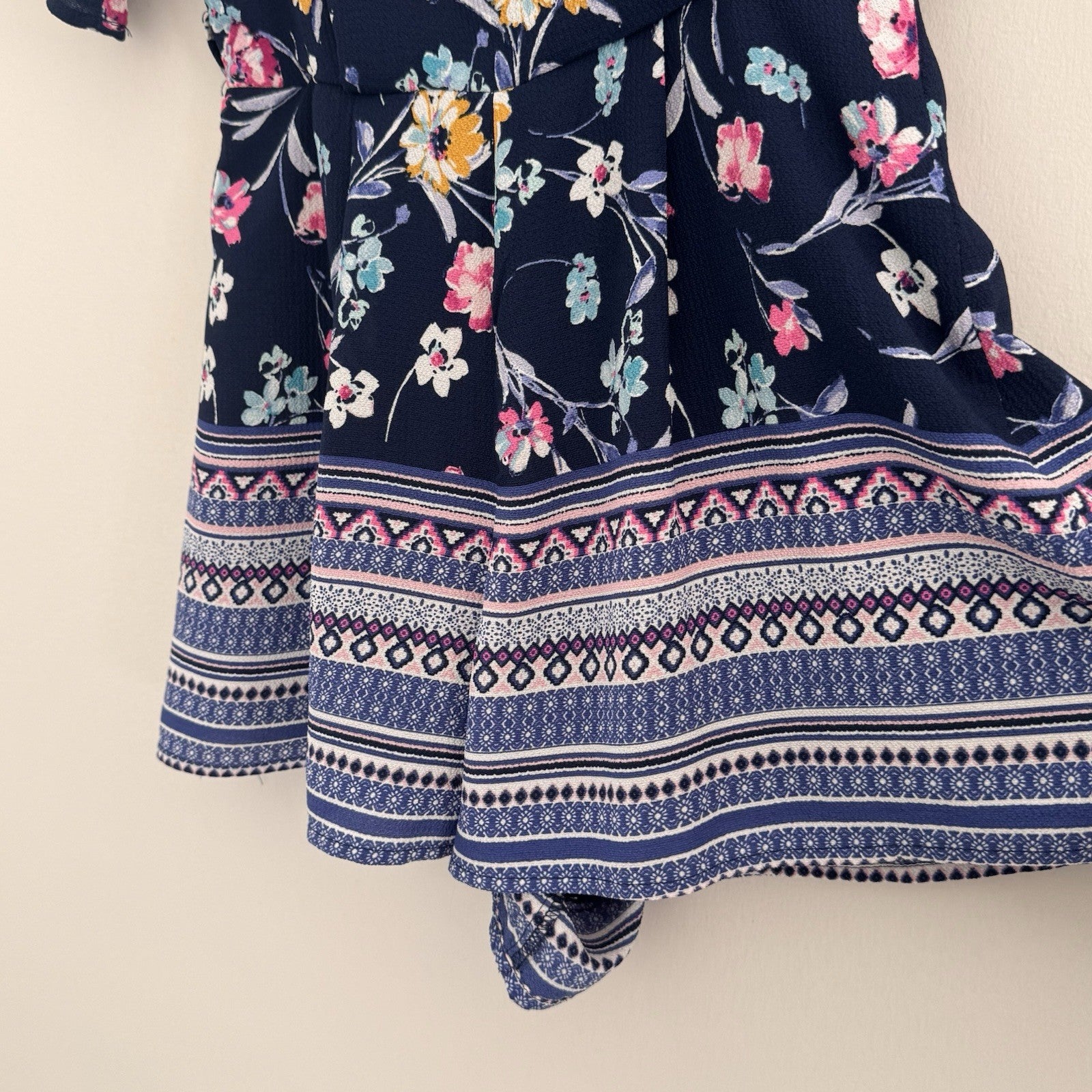 Francesca Blue Rain Floral Romper Women's Size XS Navy Blue V-Neck Boho Tie