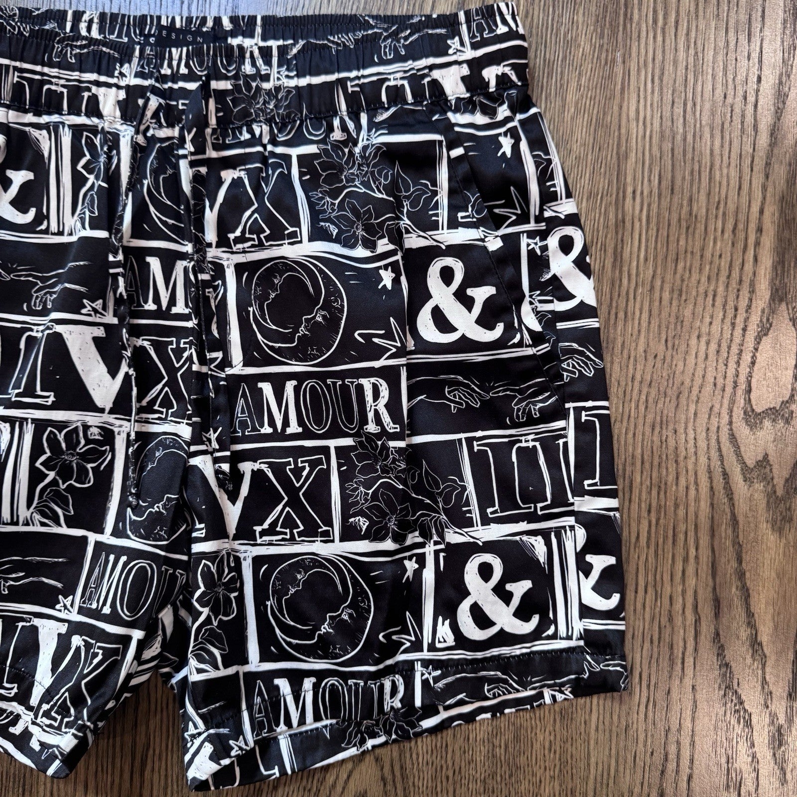 ASOS DESIGN Men’s Black & White Graphic Print Shorts Size XS 30” 