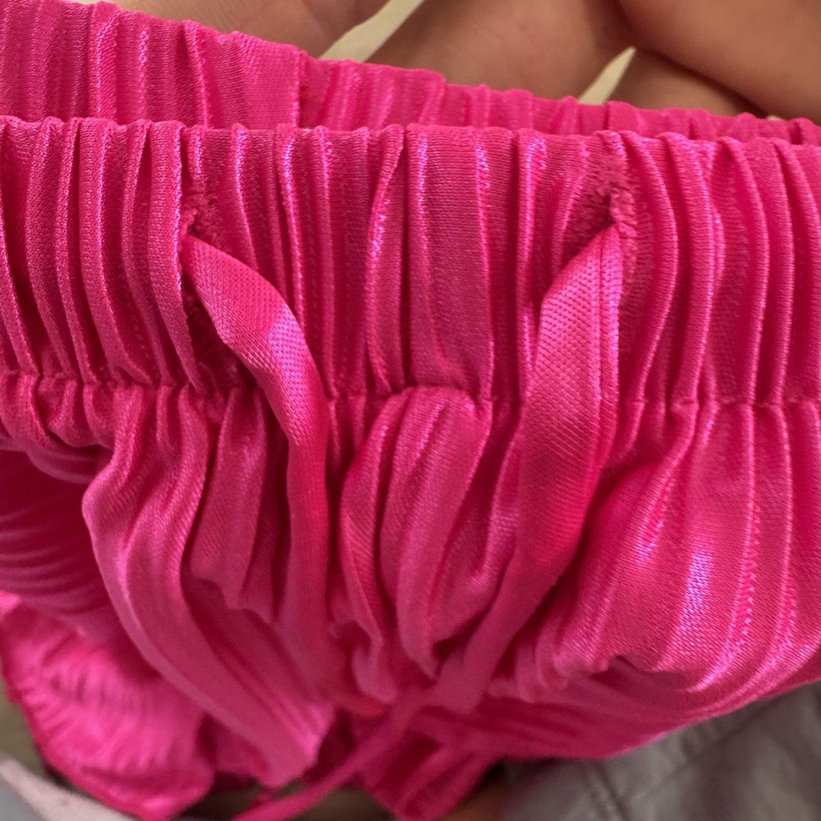 Good American Fuchsia Women’s Pleated Shorts 00 0 Satin Barbiecore