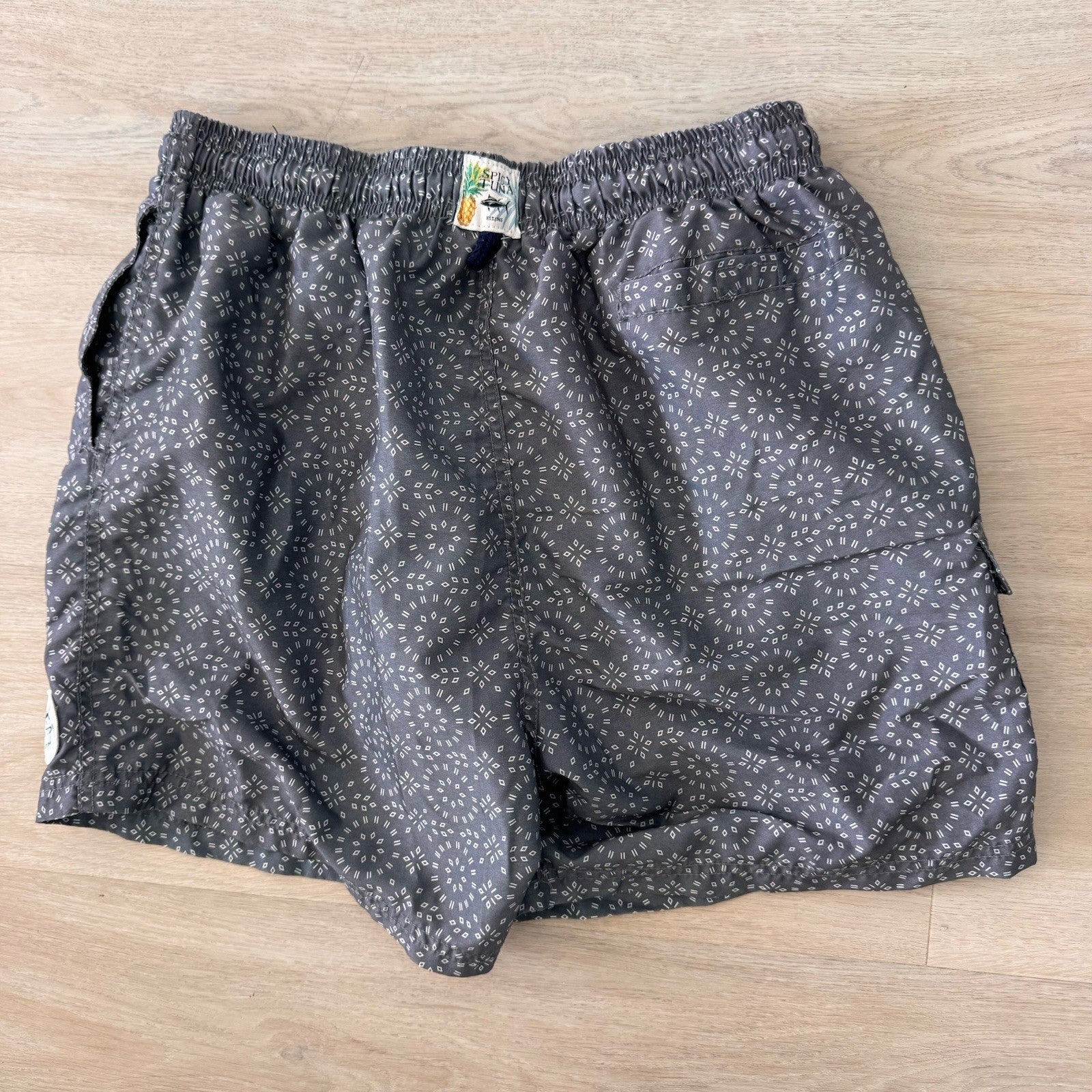 Spicy Tuna Men’s Large Gray Geometric Mandala Print Lined Swim Trunks L