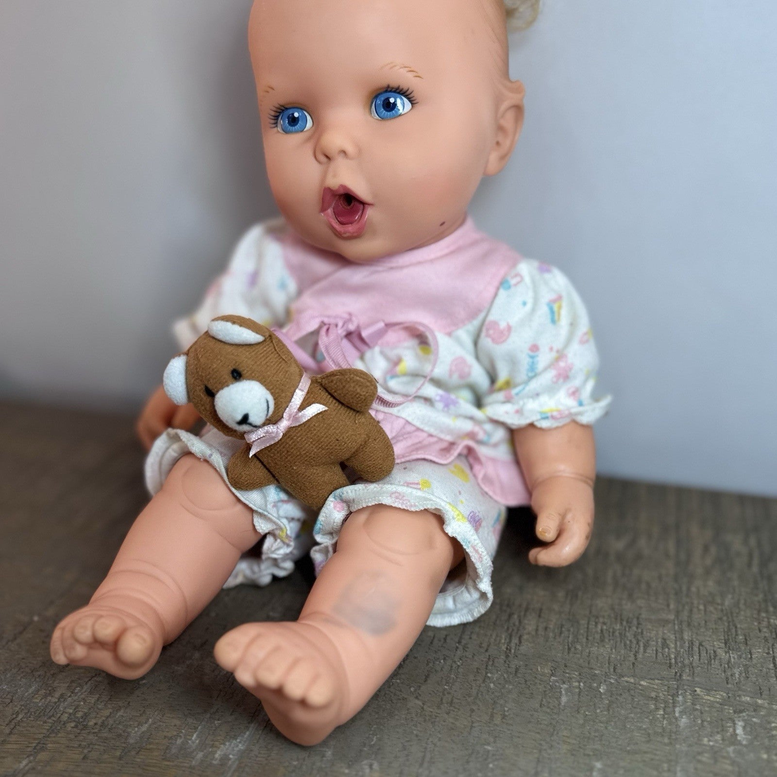 Vintage 1994 Gerber Toy Biz Baby Doll 15” Blonde Blue Eyes Teddy Bear Outfit VTG