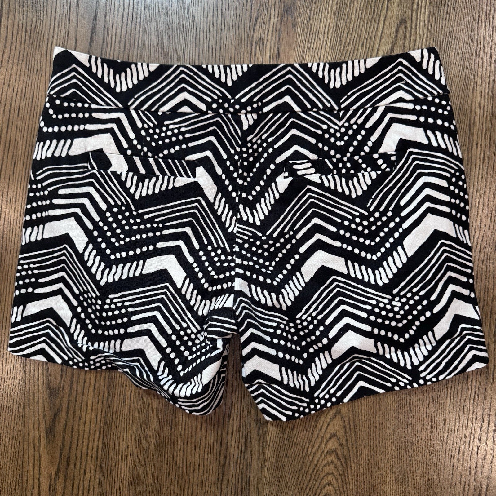 J.Crew Stretch Black White Geometric Print Shorts Size 6 Womens Mid Rise