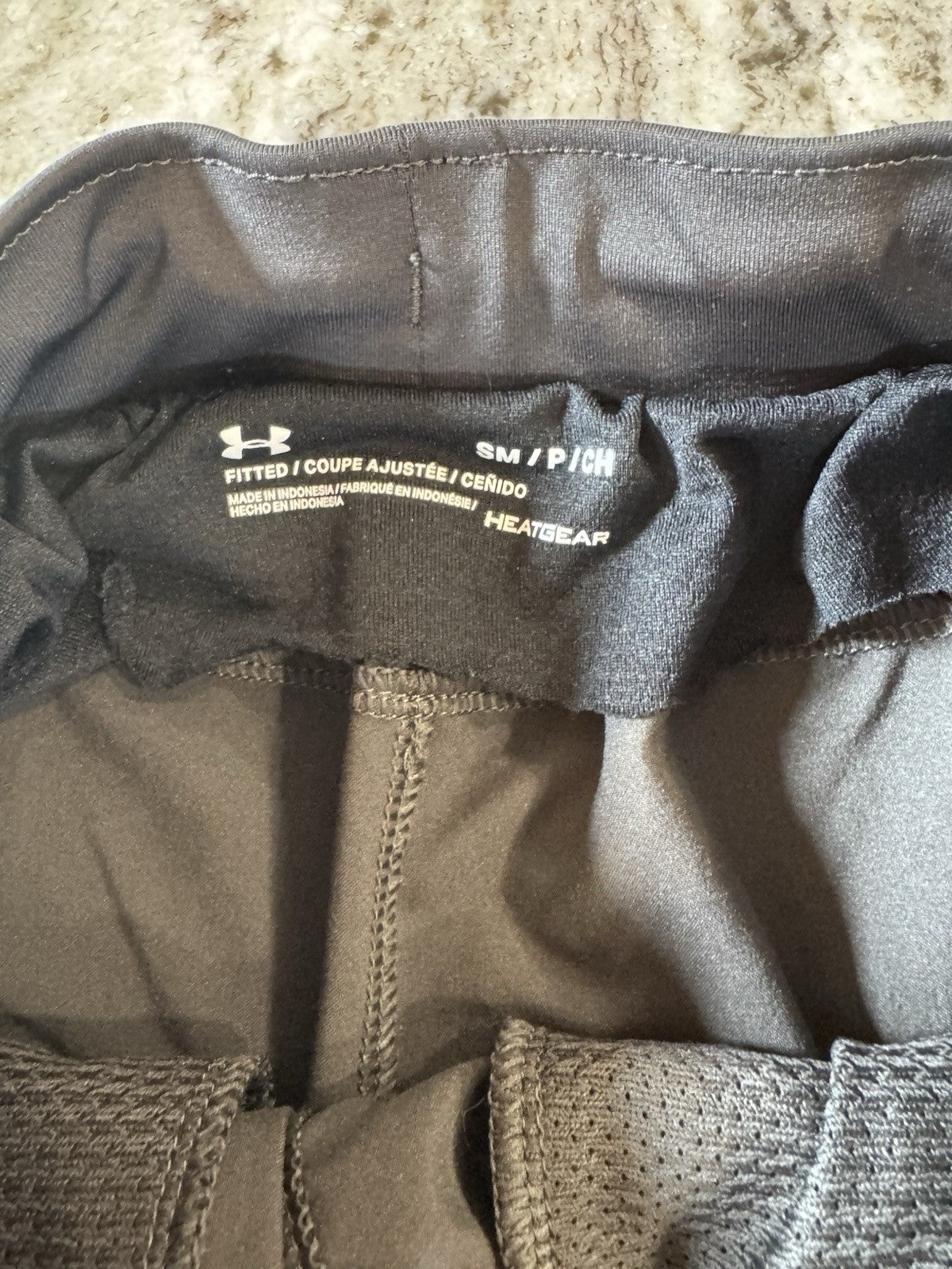 Under Armour HeatGear Shorts Men’s S Gray Red Fitted Athletic