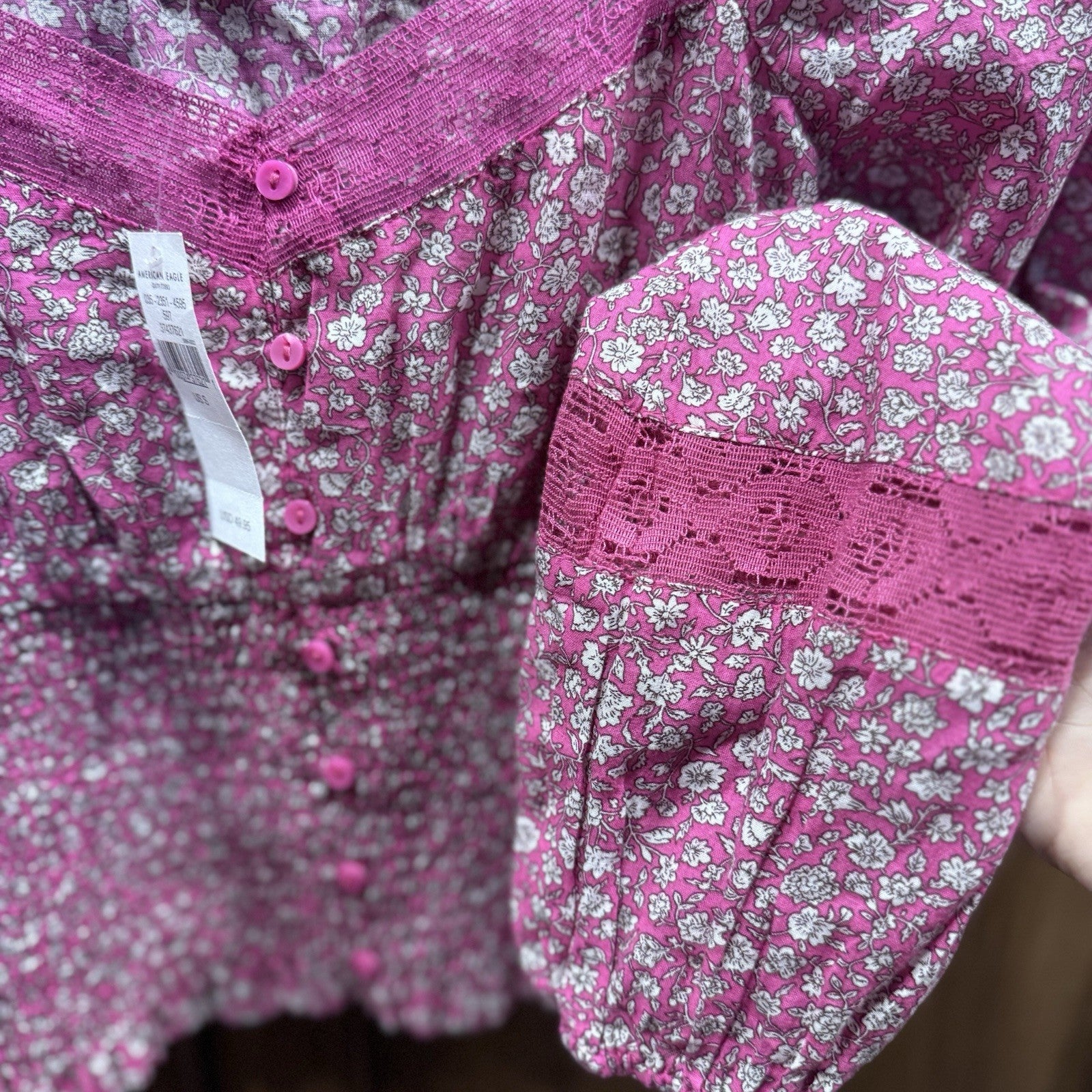 American Eagle Pink Floral Smocked Long Sleeve Crop Top Women’s Size Small NWT