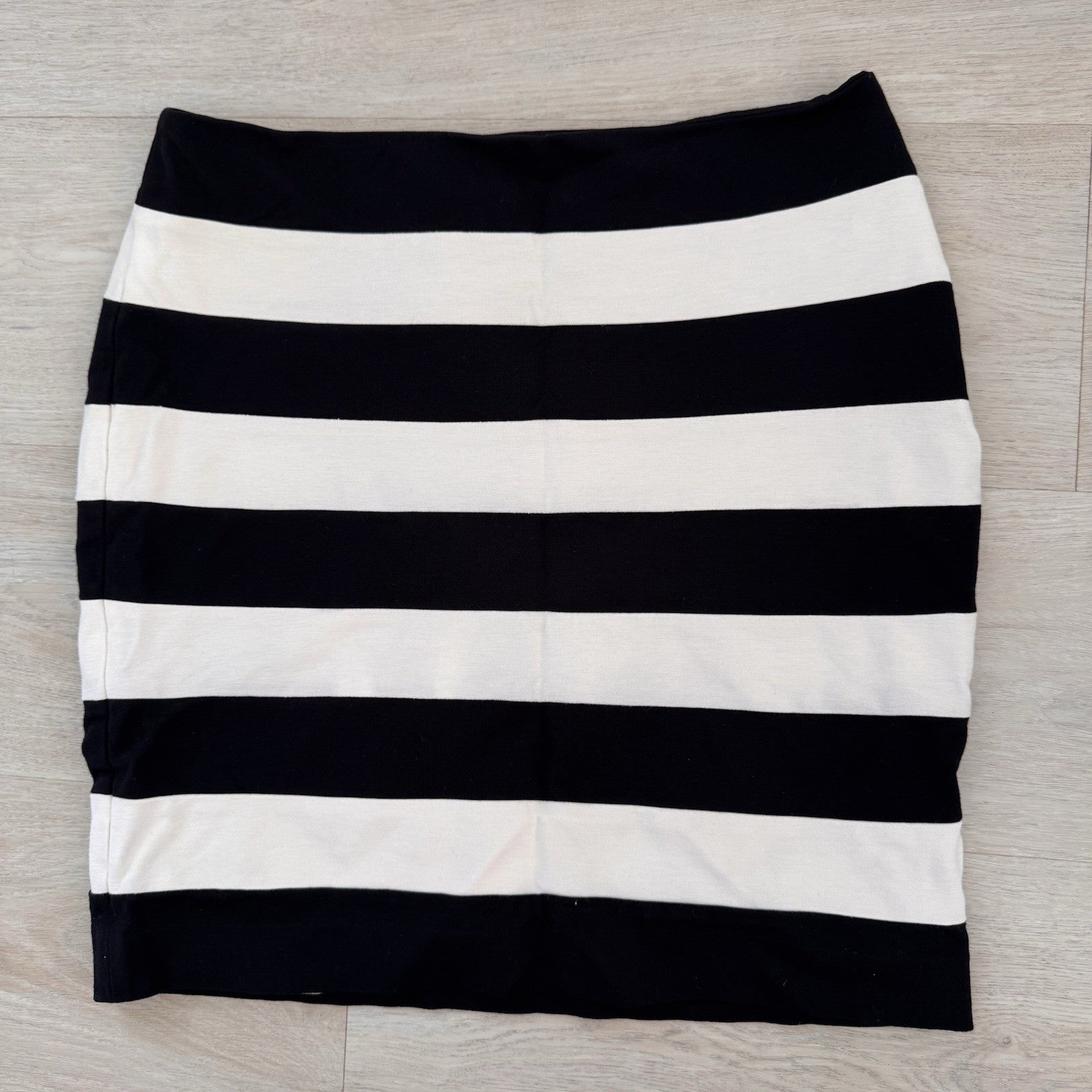 White House Black Market Women’s Striped Skirt Sz 4 Black White Lined