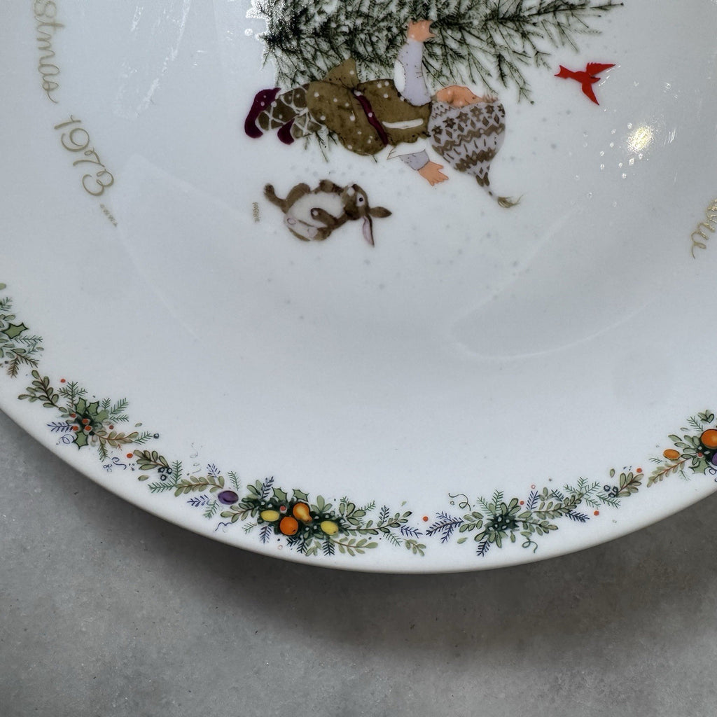 VTG Holly Hobbie Christmas 1973 Collector Plate Time To Be Happy Japan 10.5 Inch